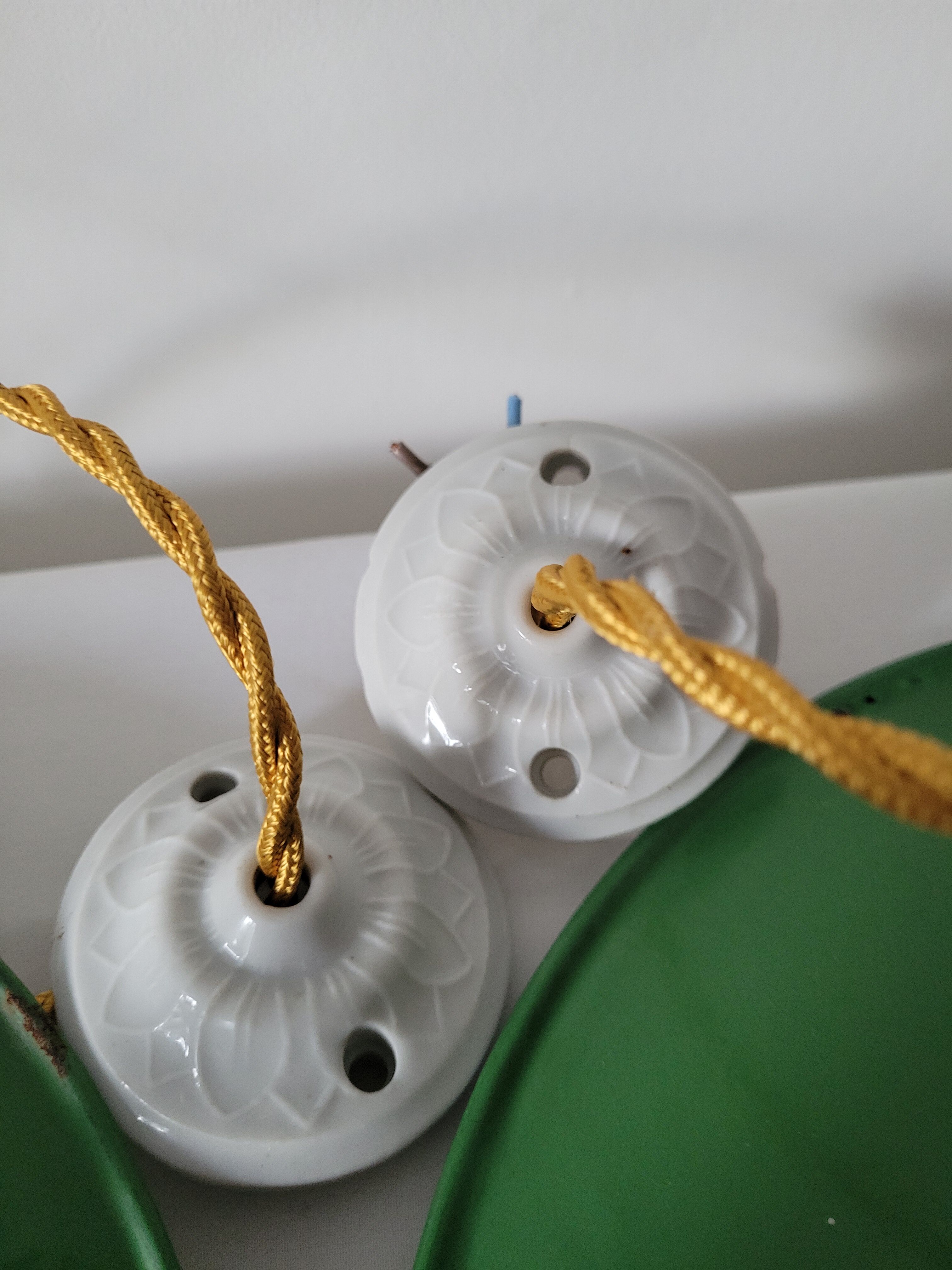 Pair of enamelled suspensions