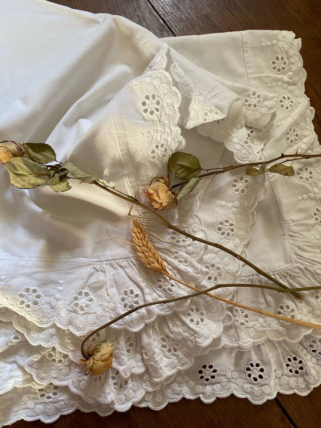 Paire taies d oreiller broderie anglaise.
