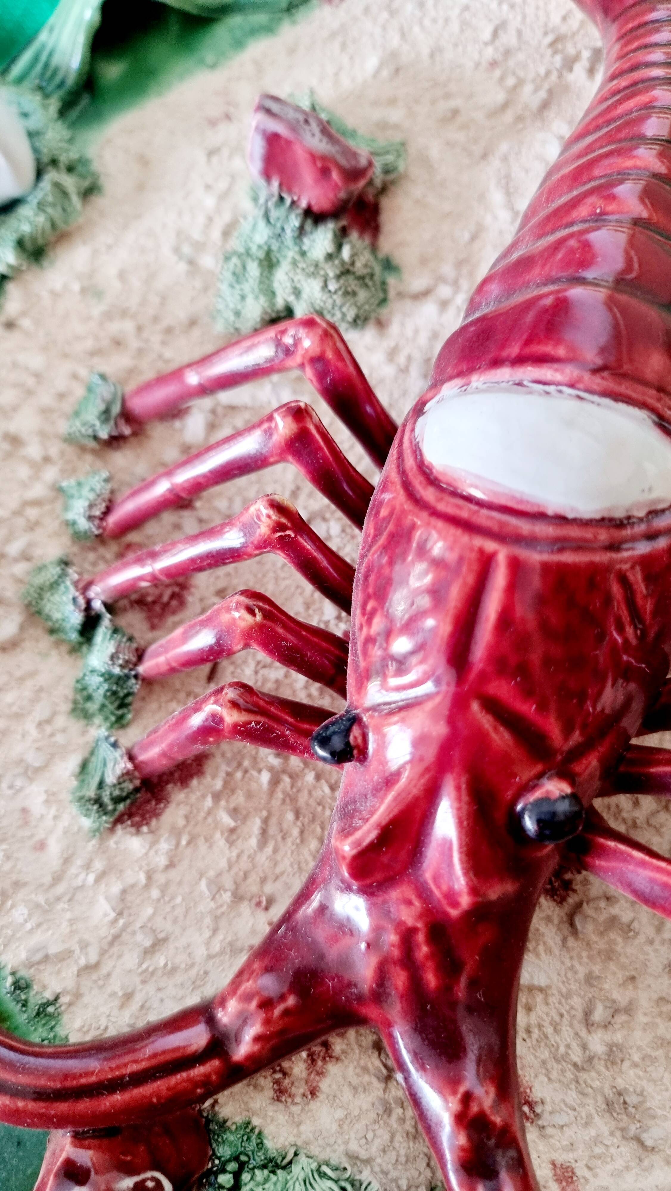 Assiette ancienne spectaculaire en céramique barbotine, ornée d'un homard