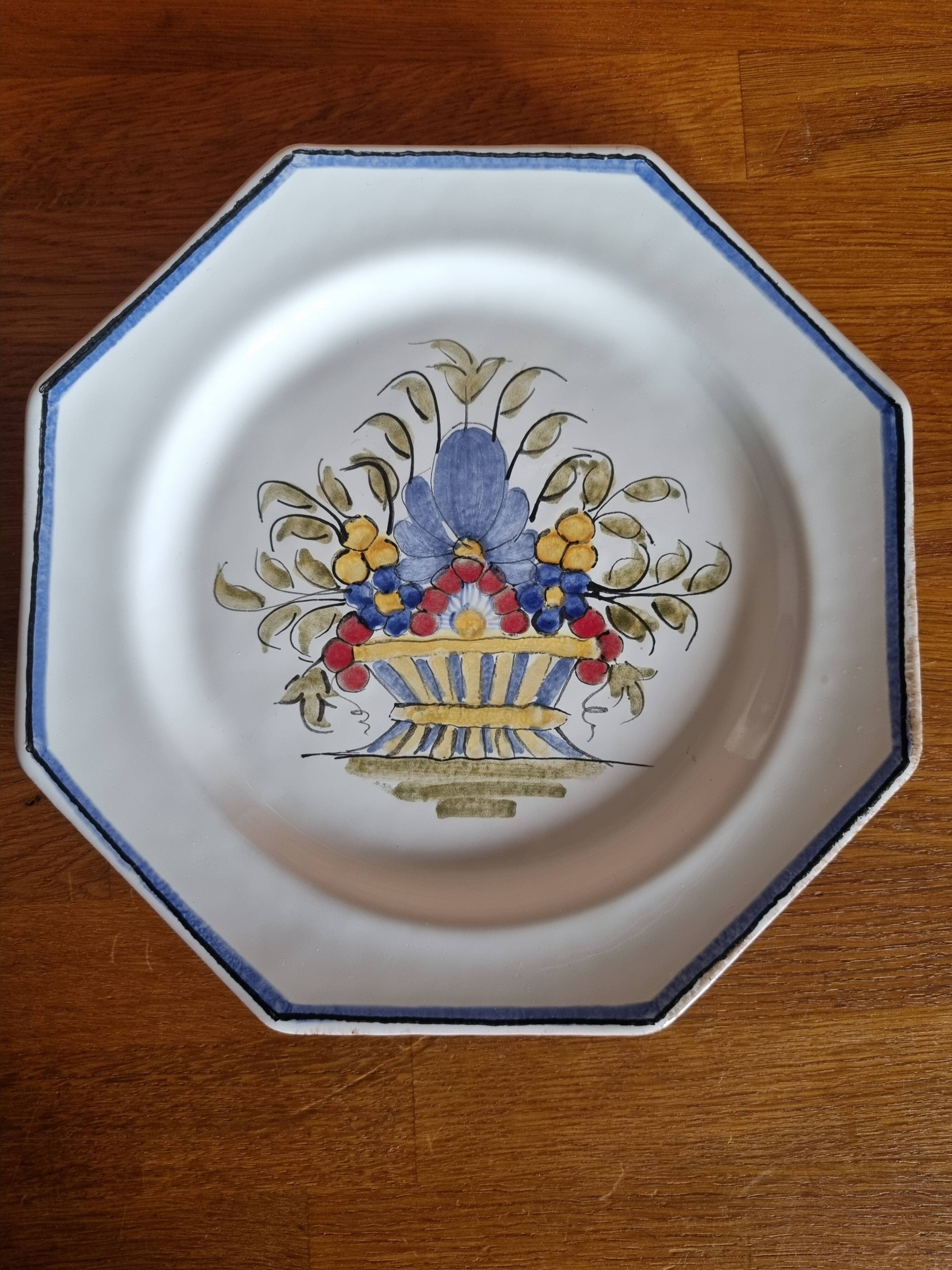 Assiette octogonale artisanale de l'Abbaye Notre-Dame du Bec Hellouin