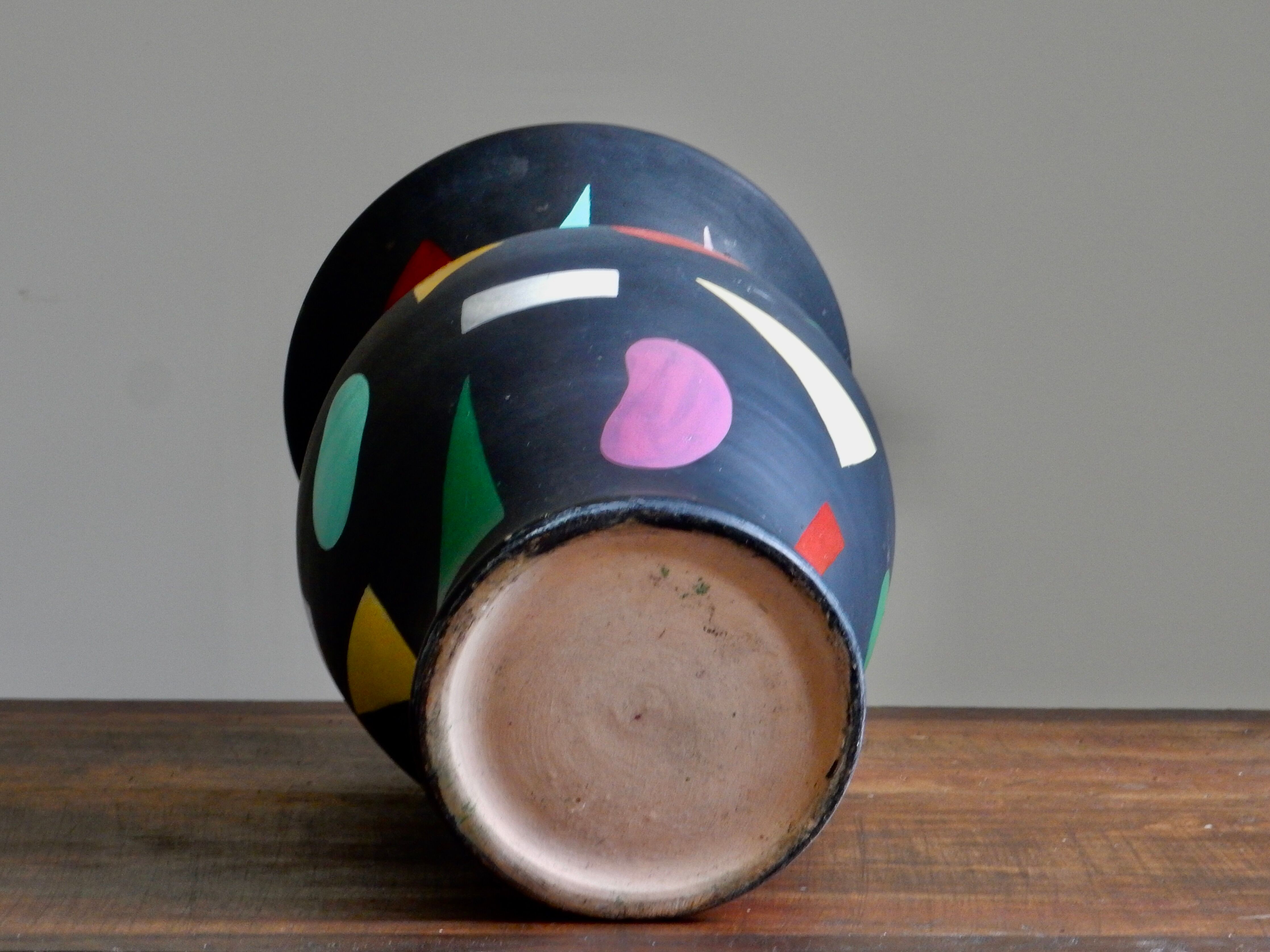 Vase en terre cuite peinte en noire aux motifs gommettes