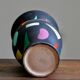 Vase en terre cuite peinte en noire aux motifs gommettes