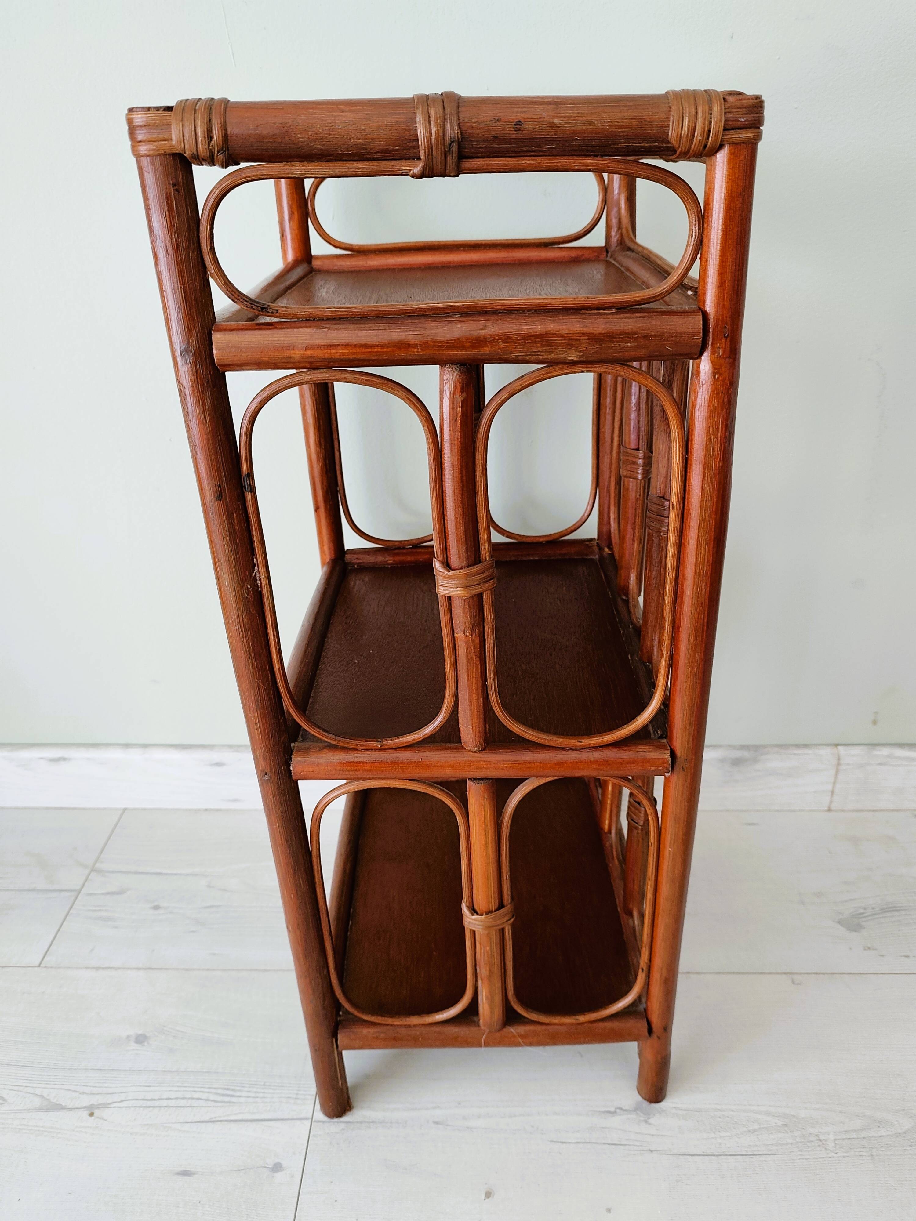 Petite table d'appoint ancienne en bambou et bois