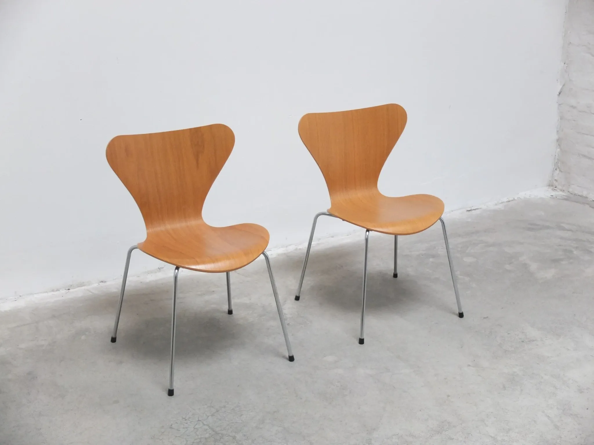 Pair of 'Series 7' chairs in oak by Arne Jacobsen for Fritz Hansen, 1955