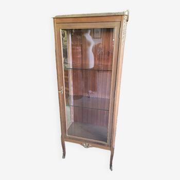 Vitrine une porte et 2 cotes vitres style Louis XVl