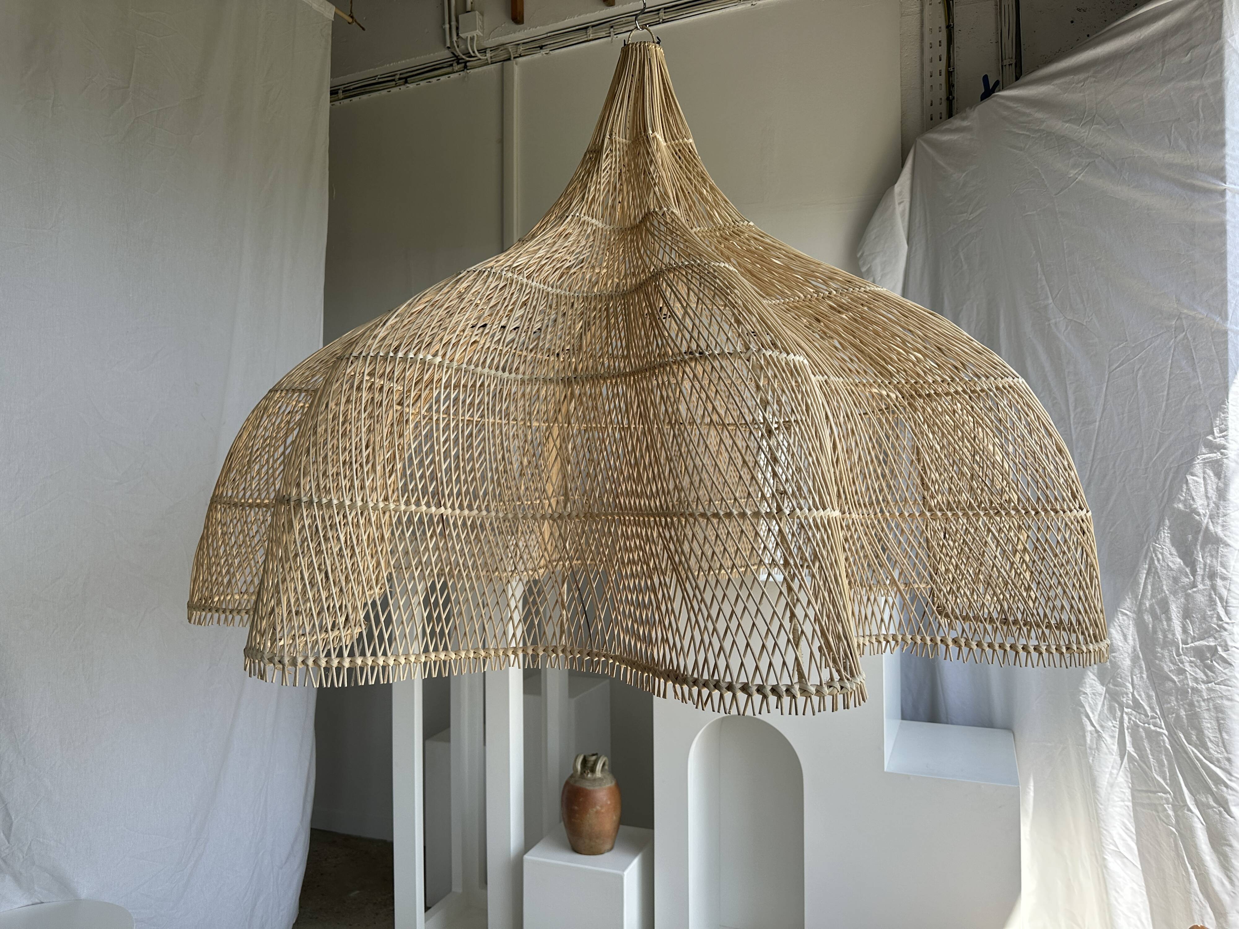 Immense rattan suspension in the shape of a flower, tulip, corolla H1m D1m50
