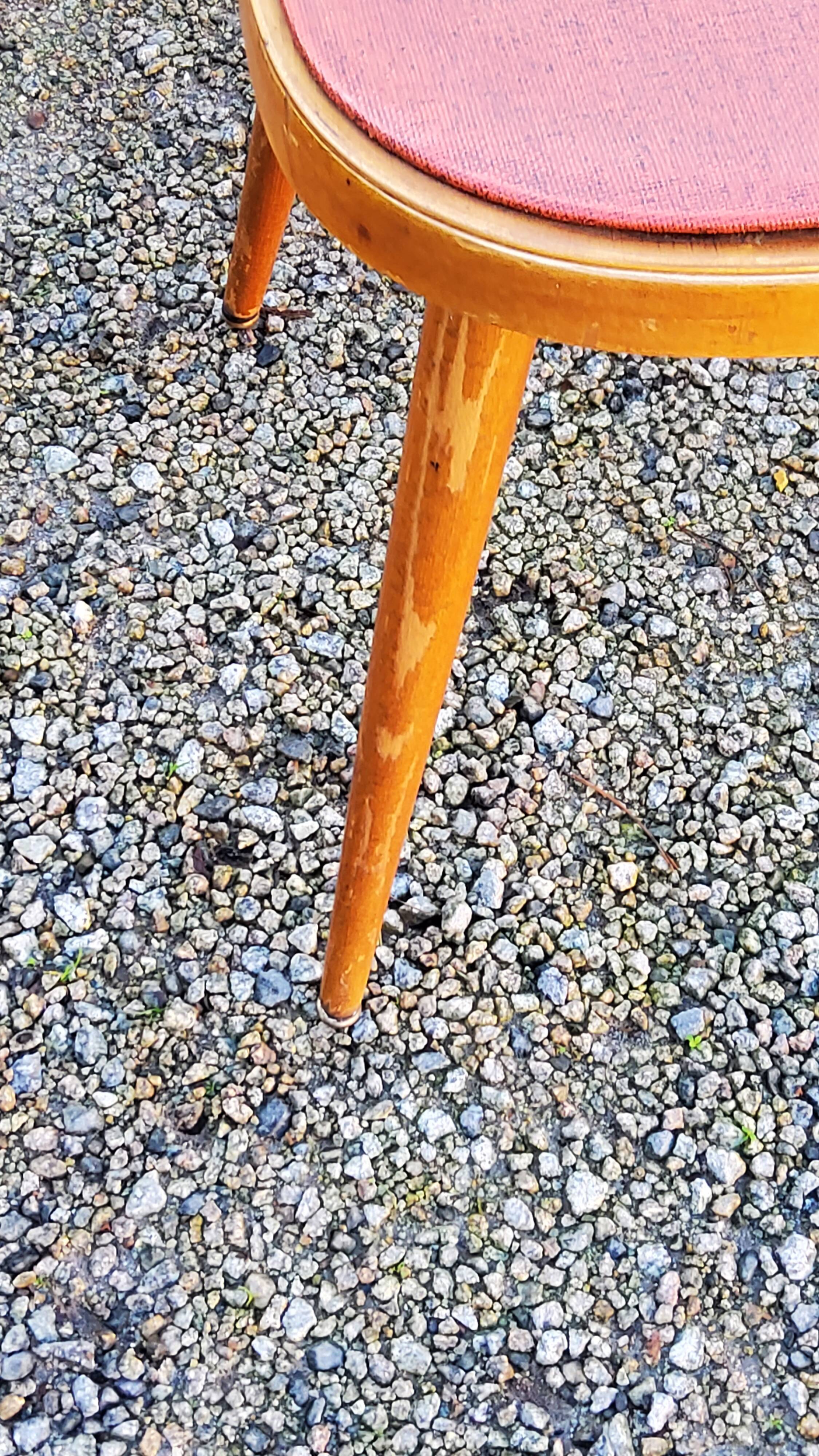 Set de 5 chaises vintage de bistrot en hêtre galette skaï rouge des années 50
