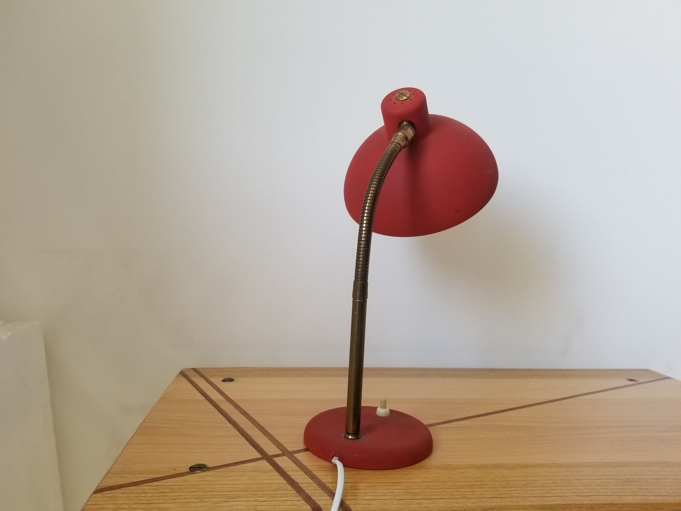 Vintage laying lamp in brass and grainy red aluminum - 50s