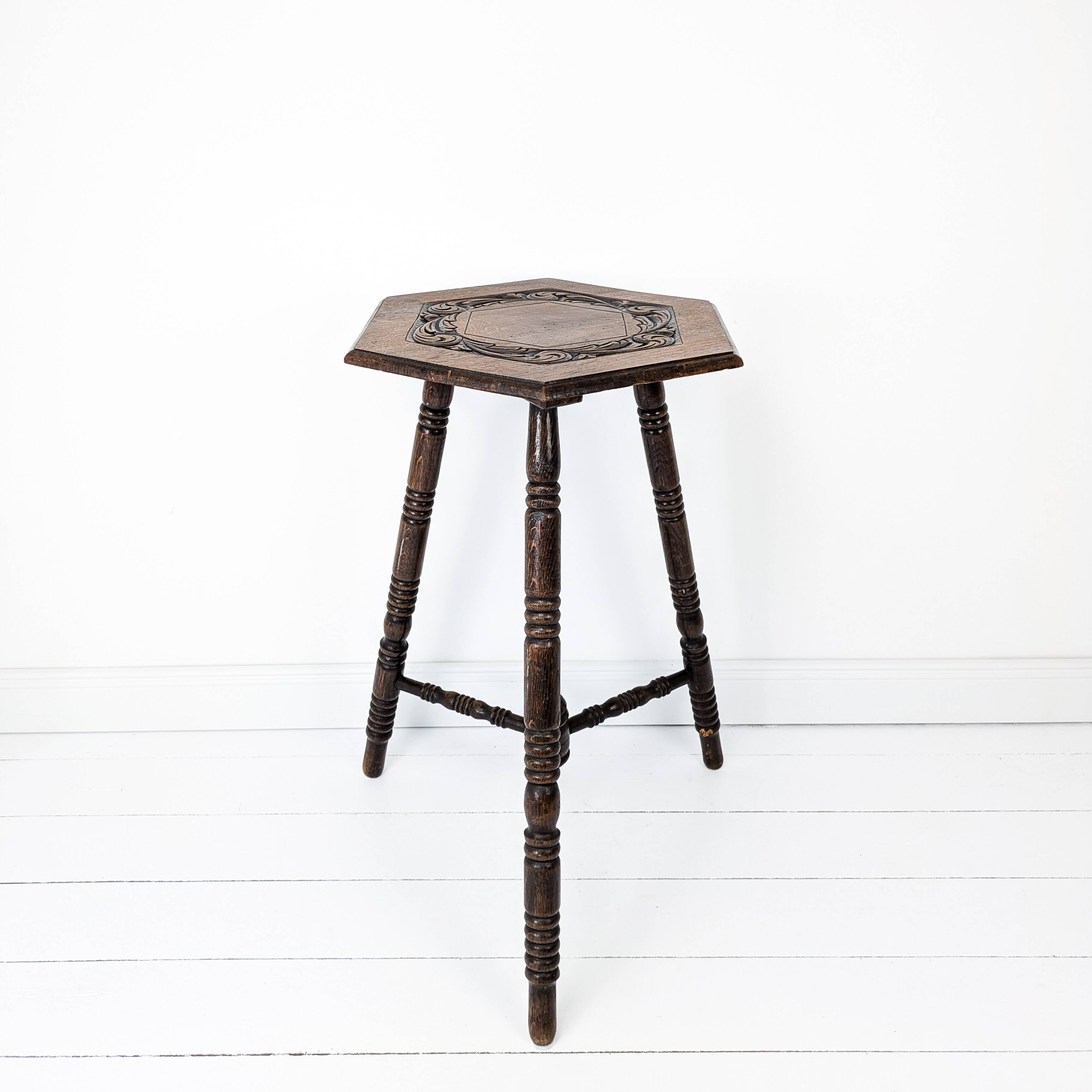 Vintage Table d'Appoint Tripode Polygone Sculpté à la main Tourné en bois massif Travail manuel Grün