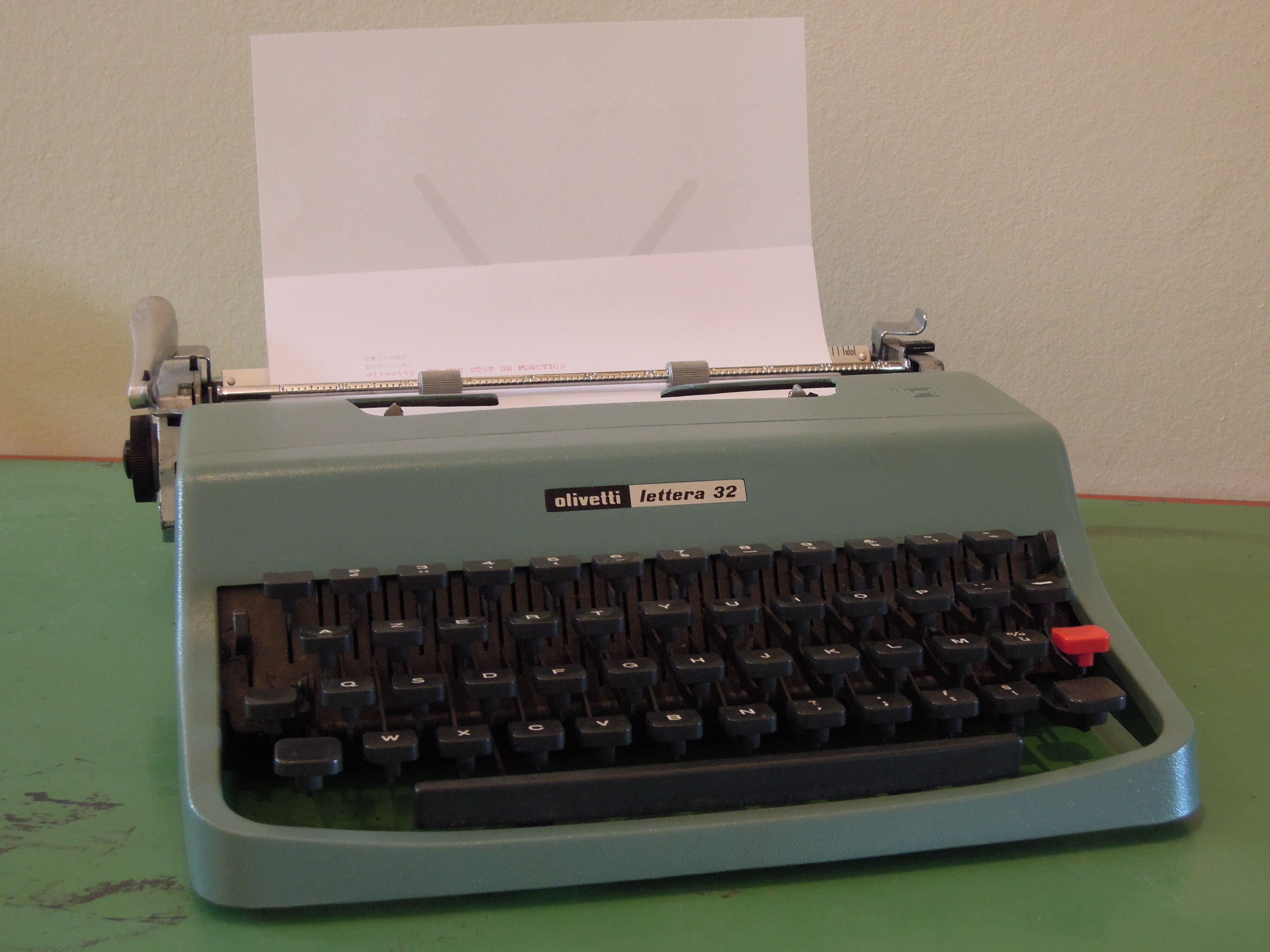 Typewriter olivetti lettera 32