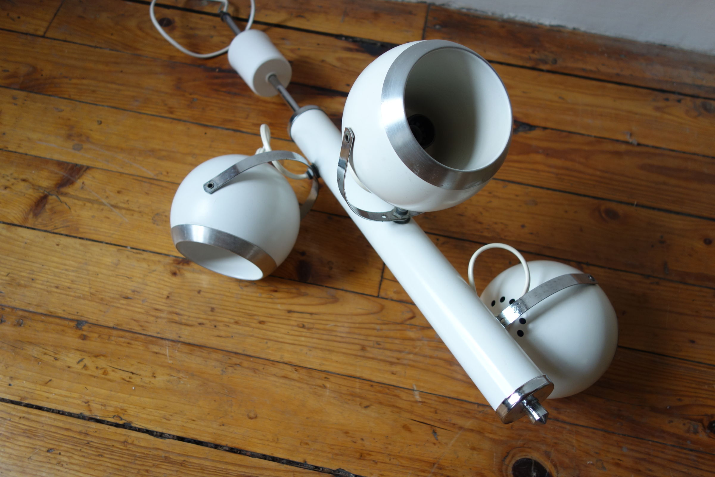 Hanging Aluminor Eyeball 1970 3 balls white