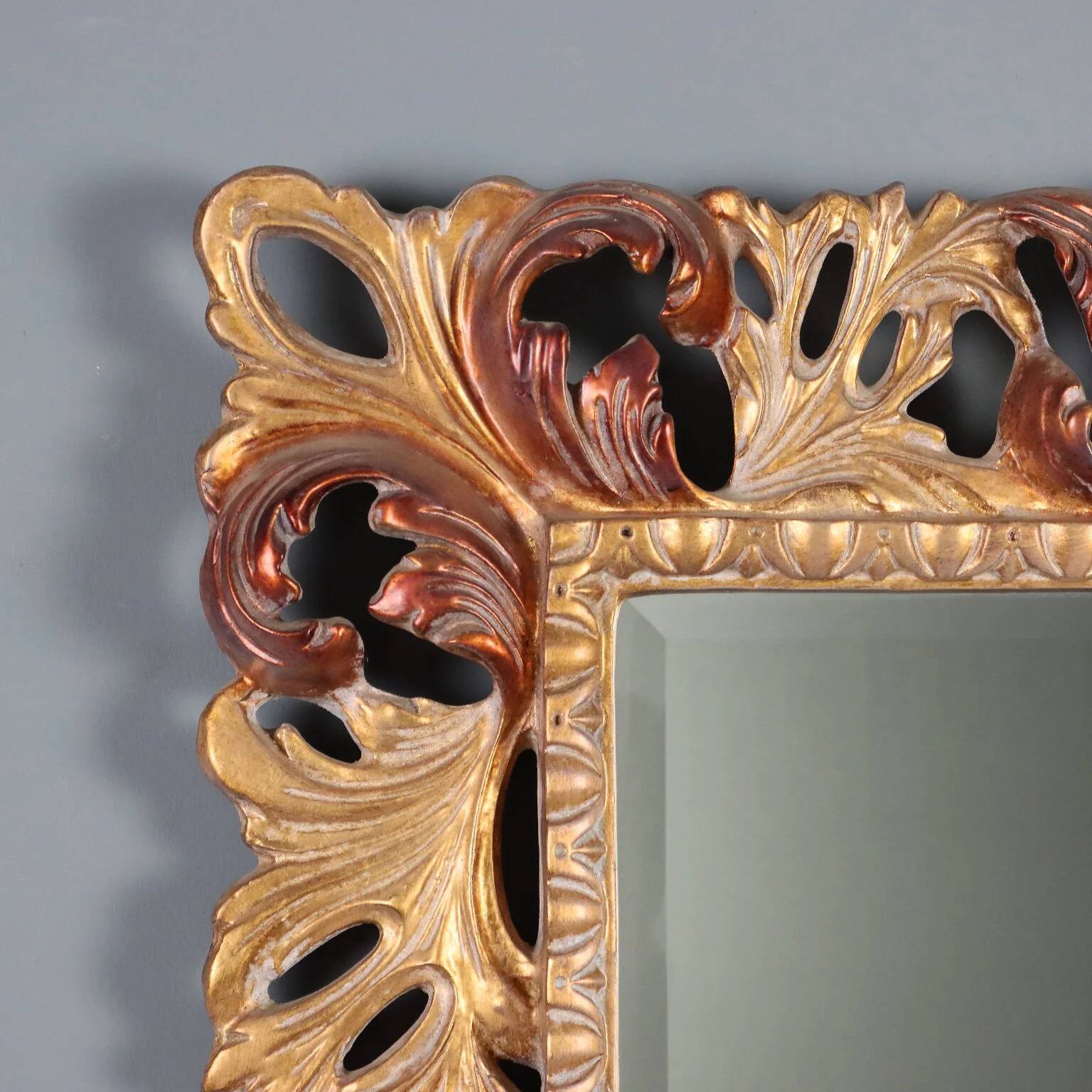 Miroir baroque en bois doré