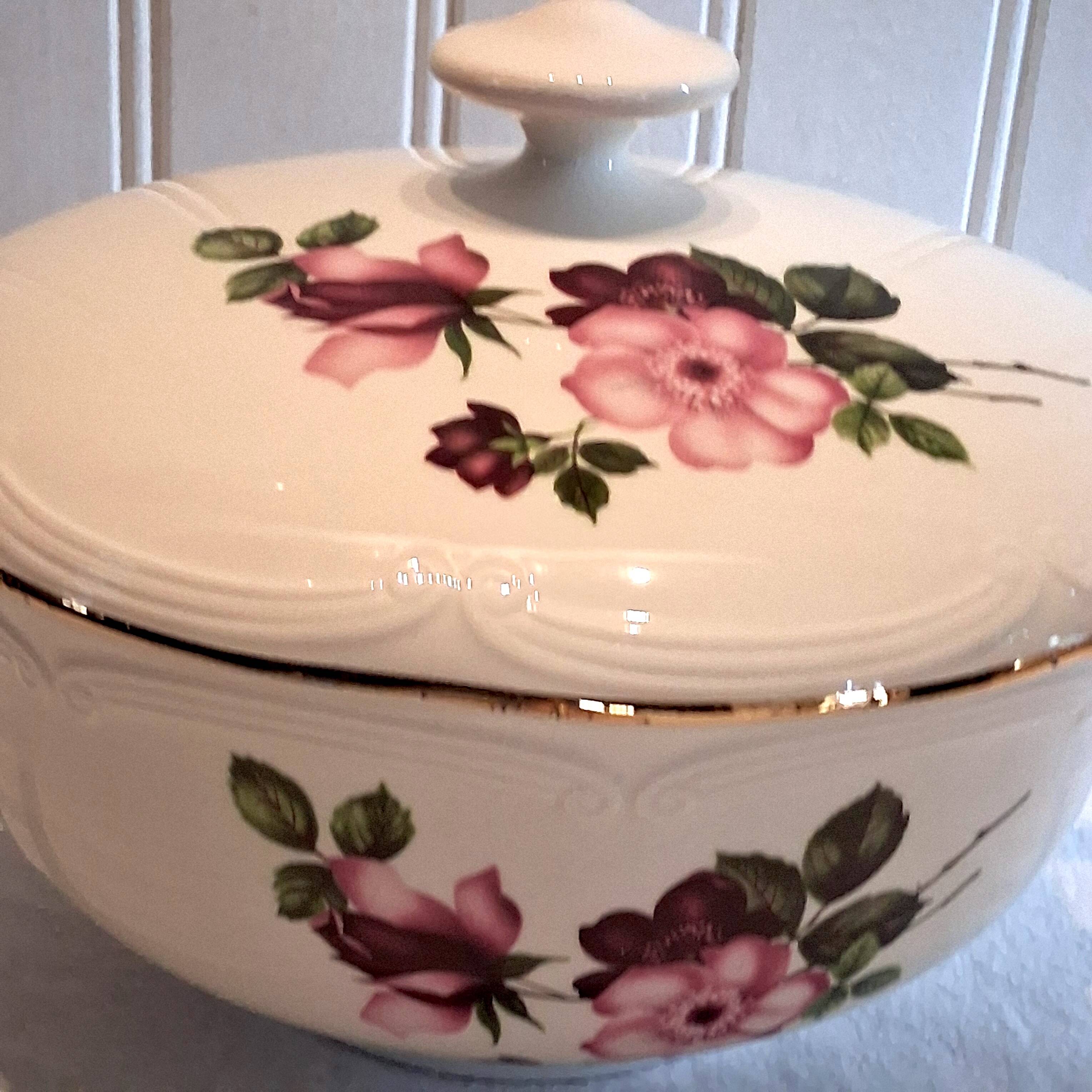 Very pretty soup tureen from Gien model "Chinon" in very good condition.