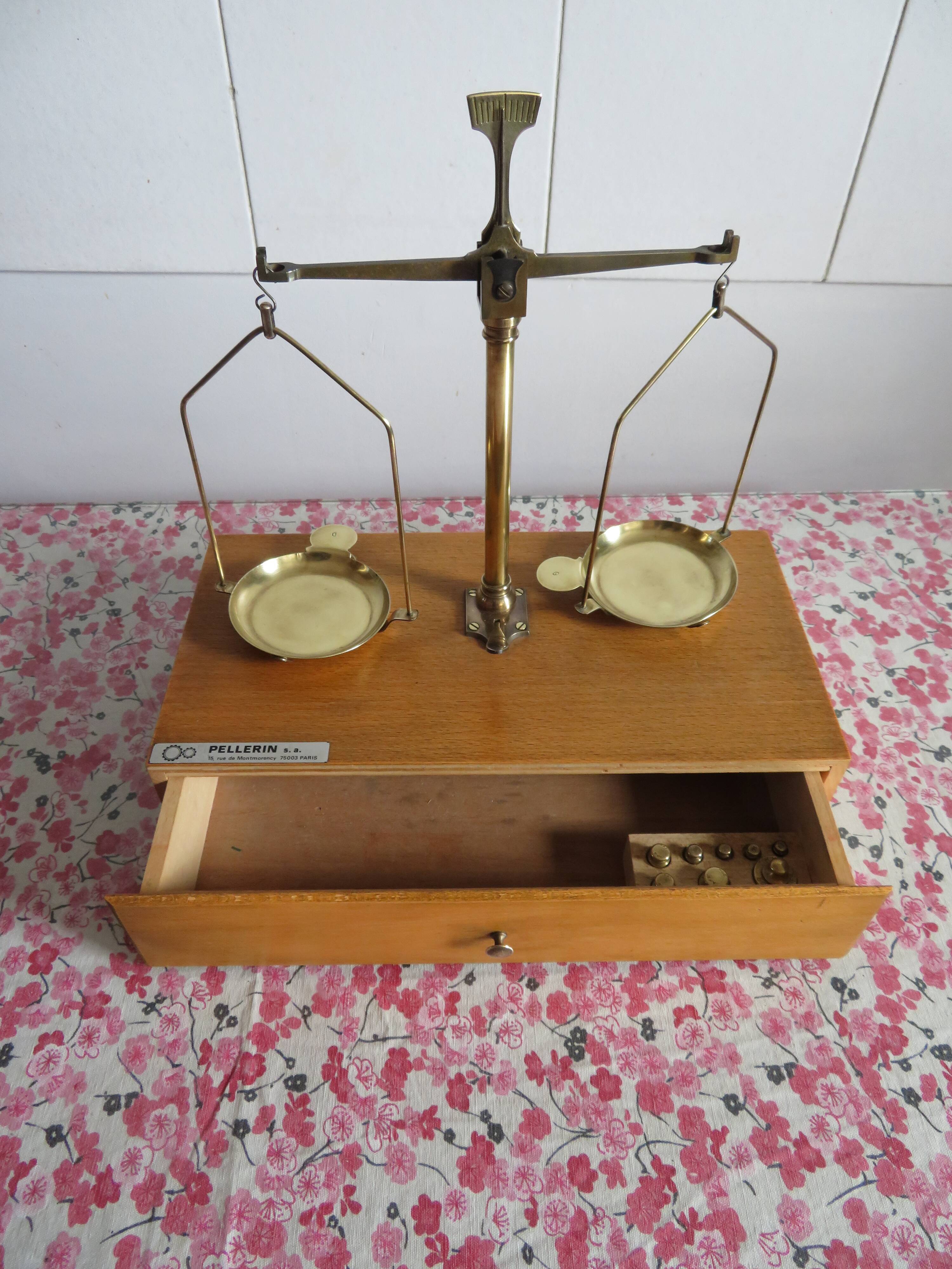 2-tray scale known as Trebuchet