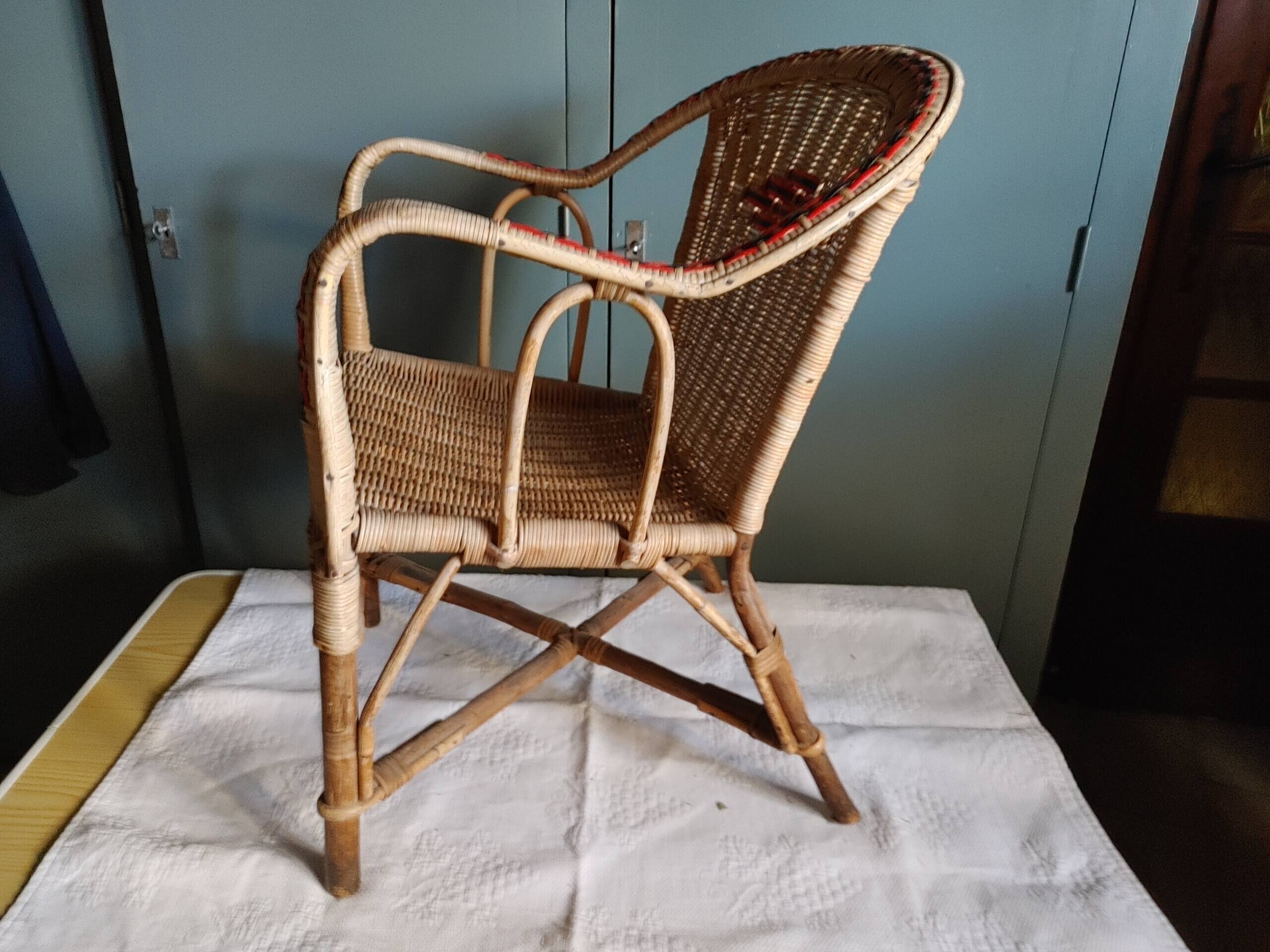 Ancien fauteuil / chaise d'enfant vintage des années 60 en osier / rotin