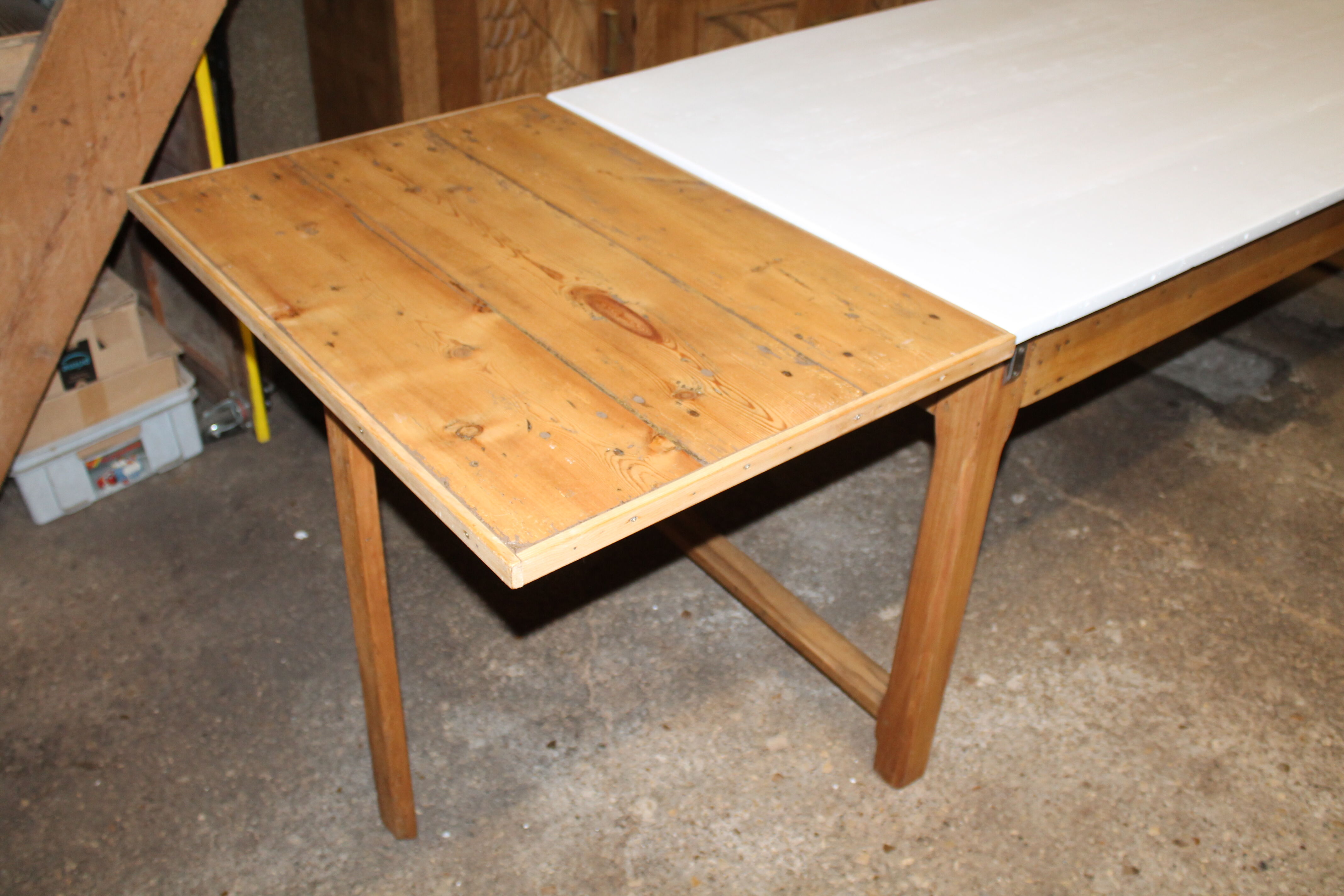 Extendable farm table