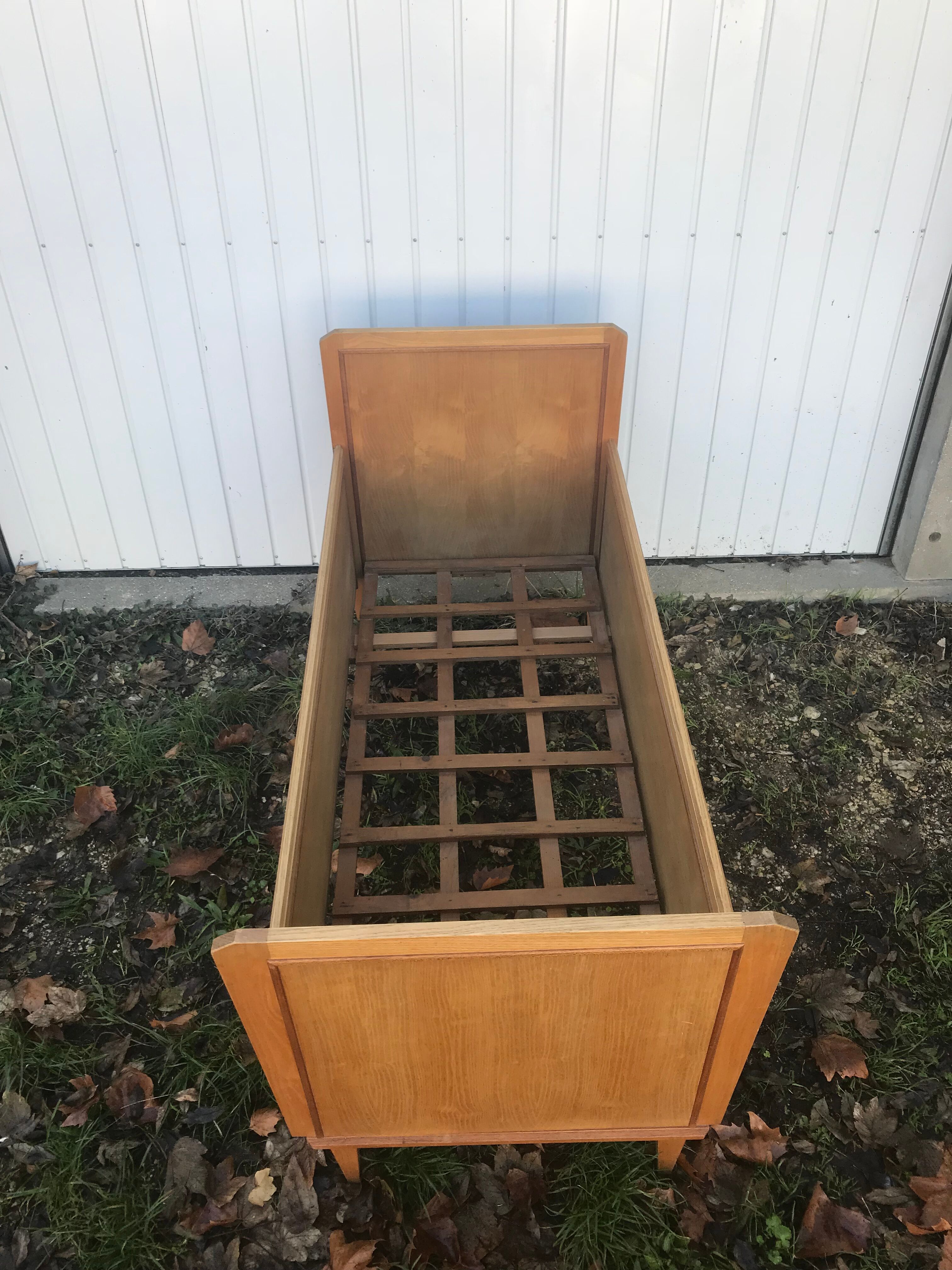 Lit bébé scandinave bois pieds compas
