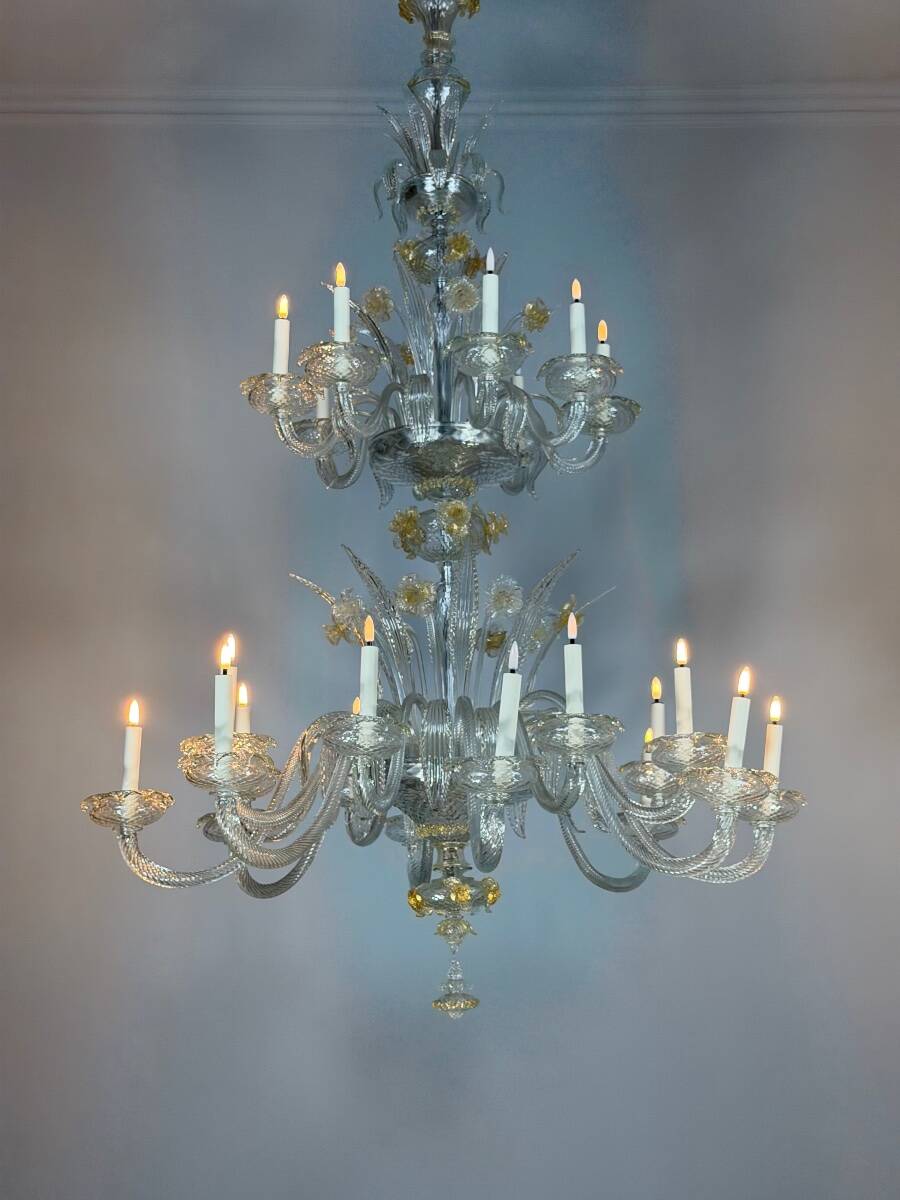 Venetian chandelier in gilded Murano glass, 24 light sources, three tiers, circa 1940.