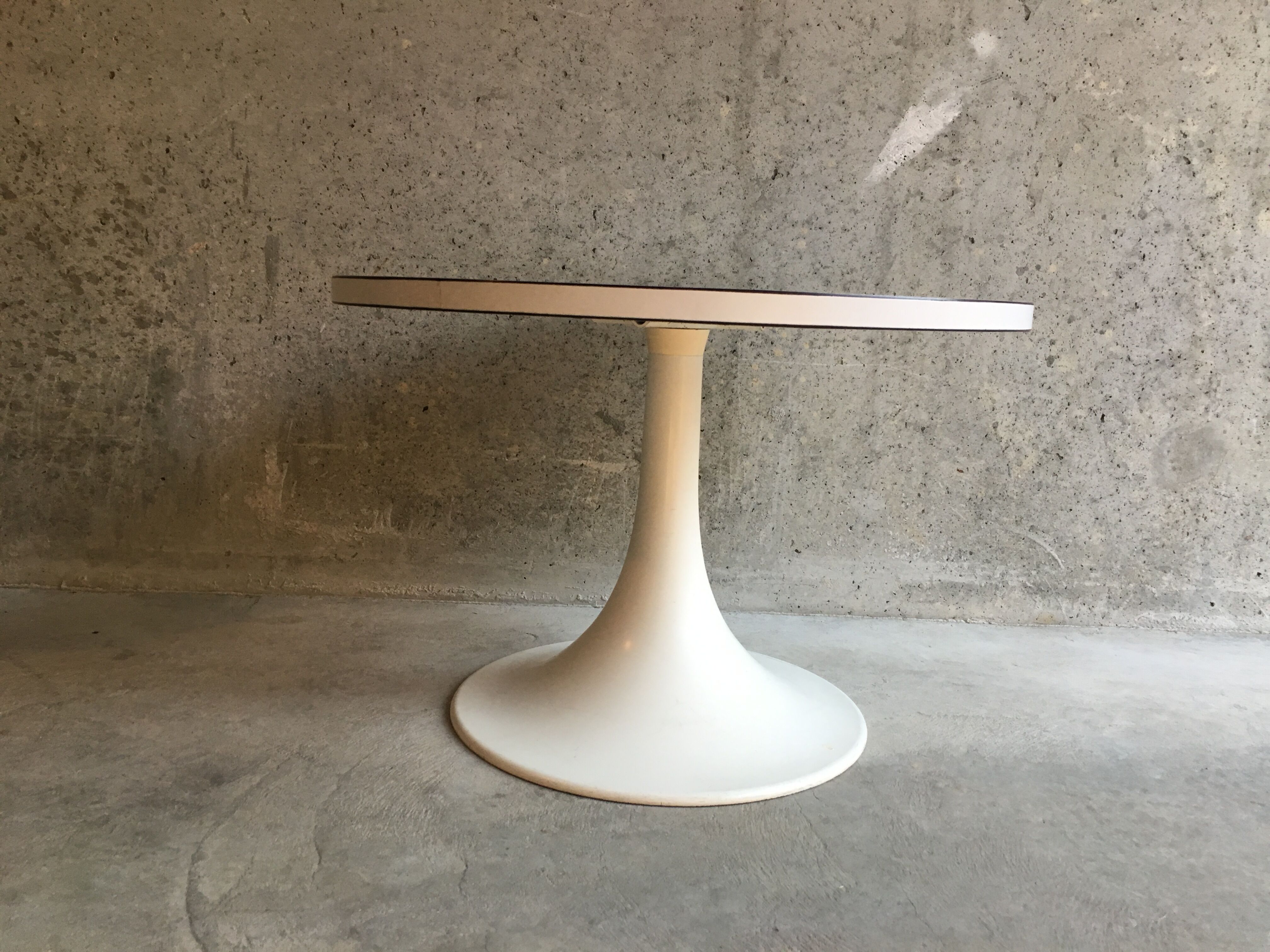 Tulip foo swivel coffee table