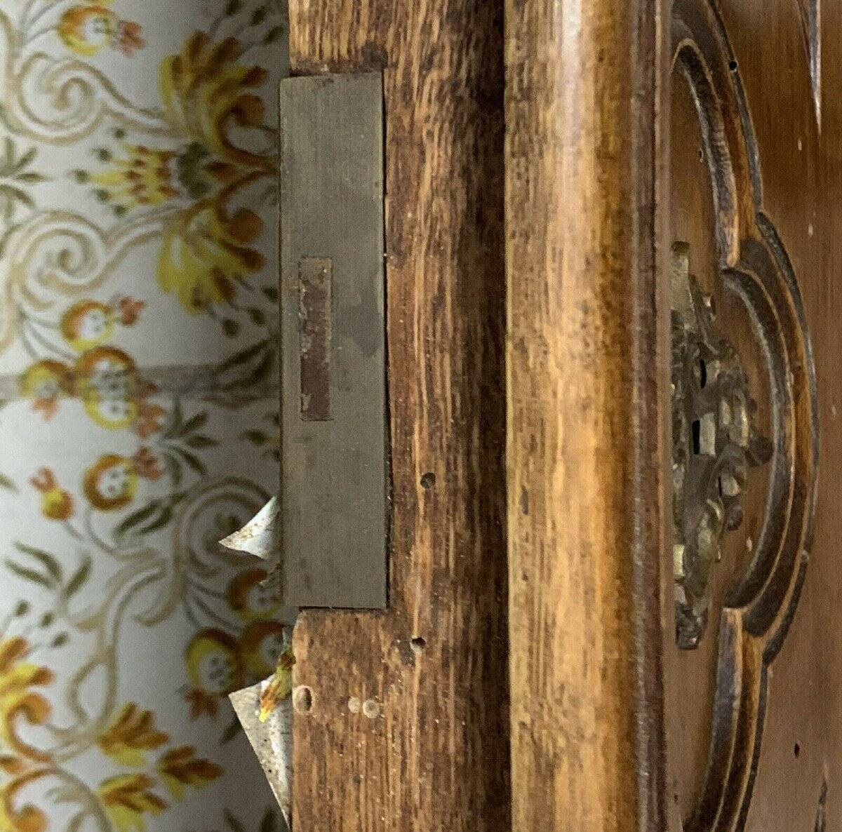 Buffet with eight Renaissance doors in solid walnut.