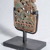 Indonesian construction element in carved wood with intertwined plant motifs mounted on a base (fri