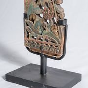 Indonesian construction element in carved wood with intertwined plant motifs mounted on a base (fri