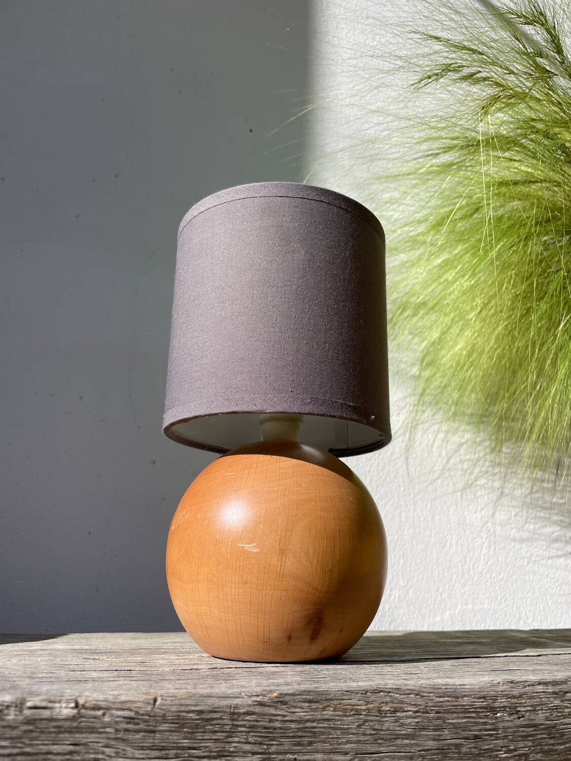 Lampe boule en bois tourné 1989o