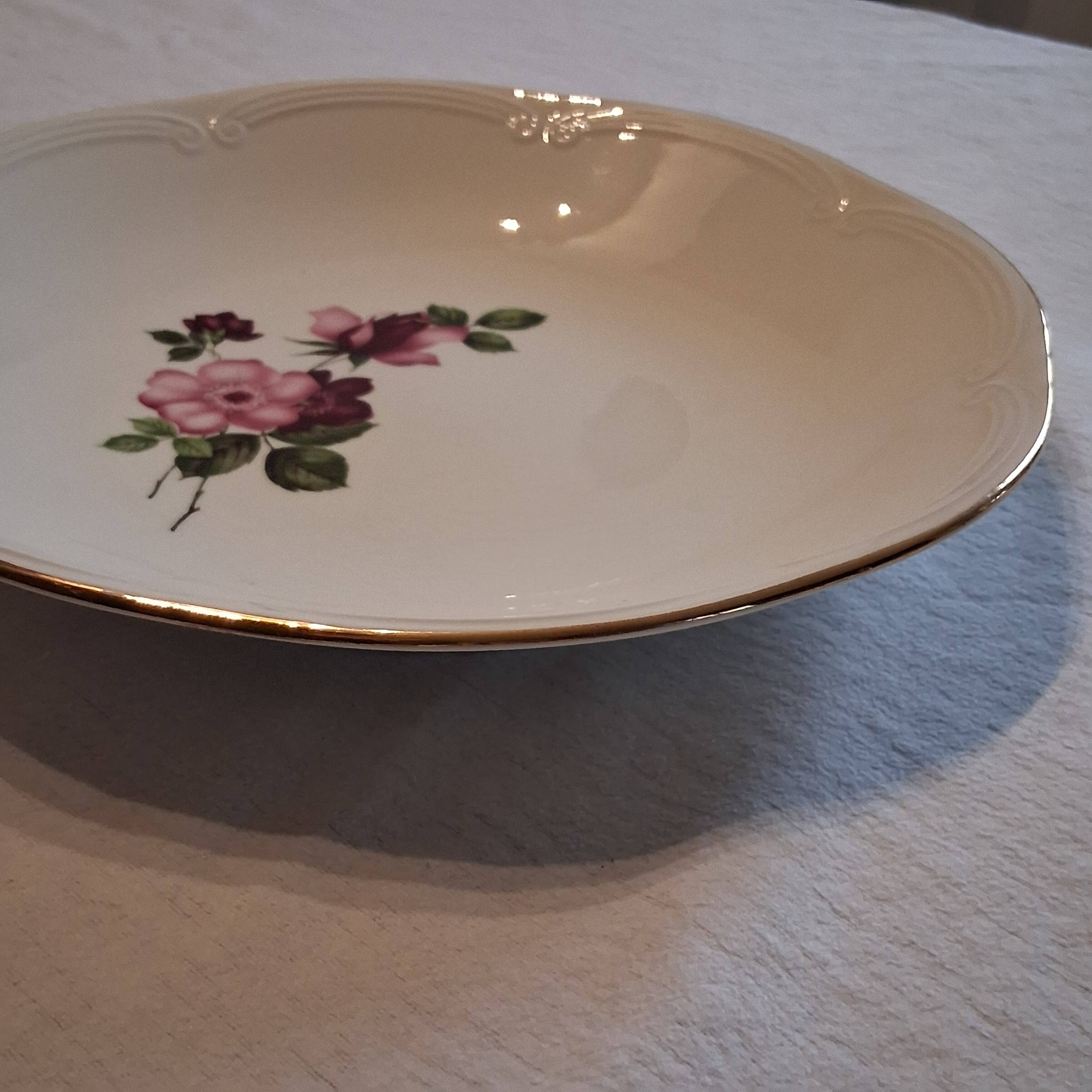 Very nice round serving dish from Gien model "Chinon" in very good condition.