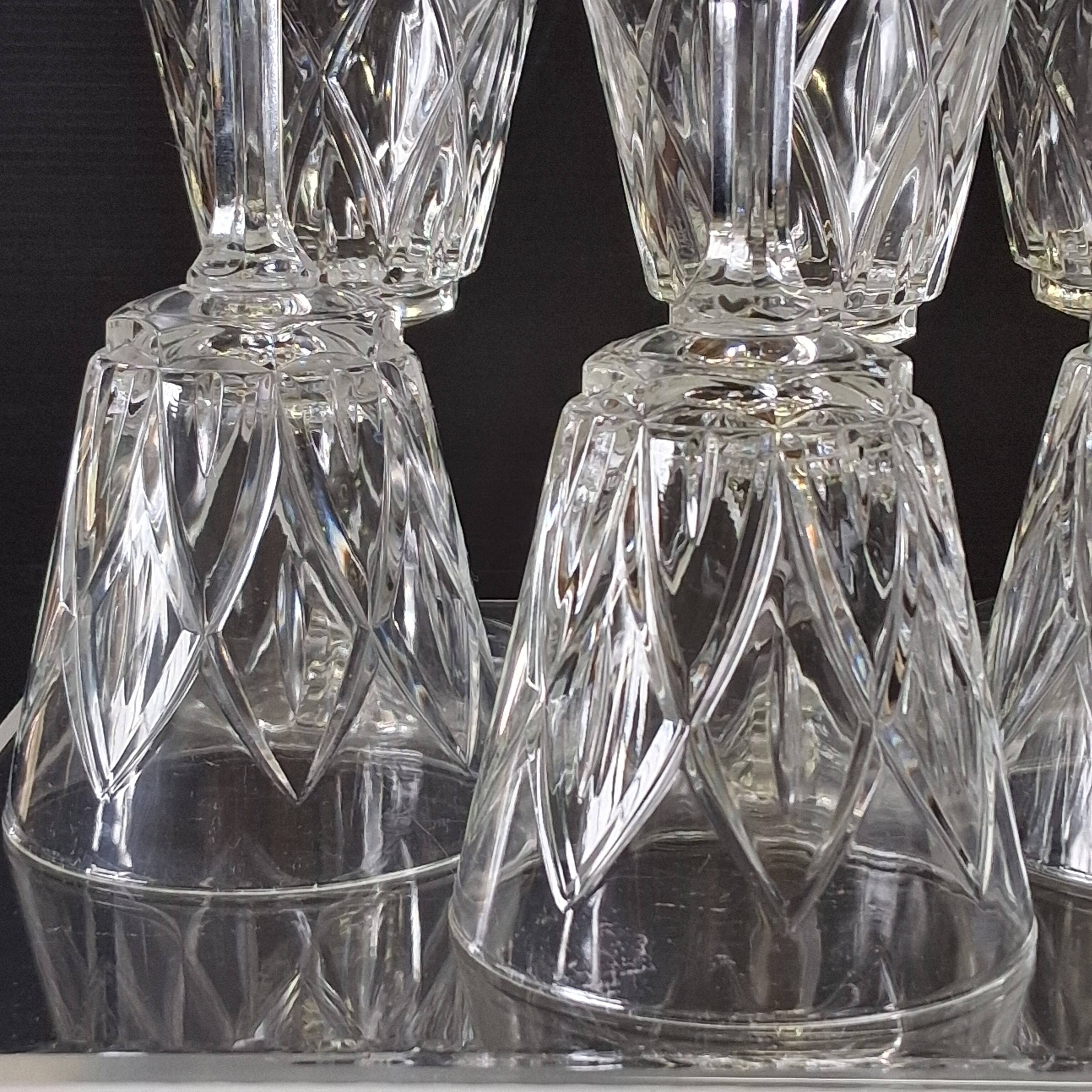 6 large wine glasses in semi-crystal from VMC in good condition.