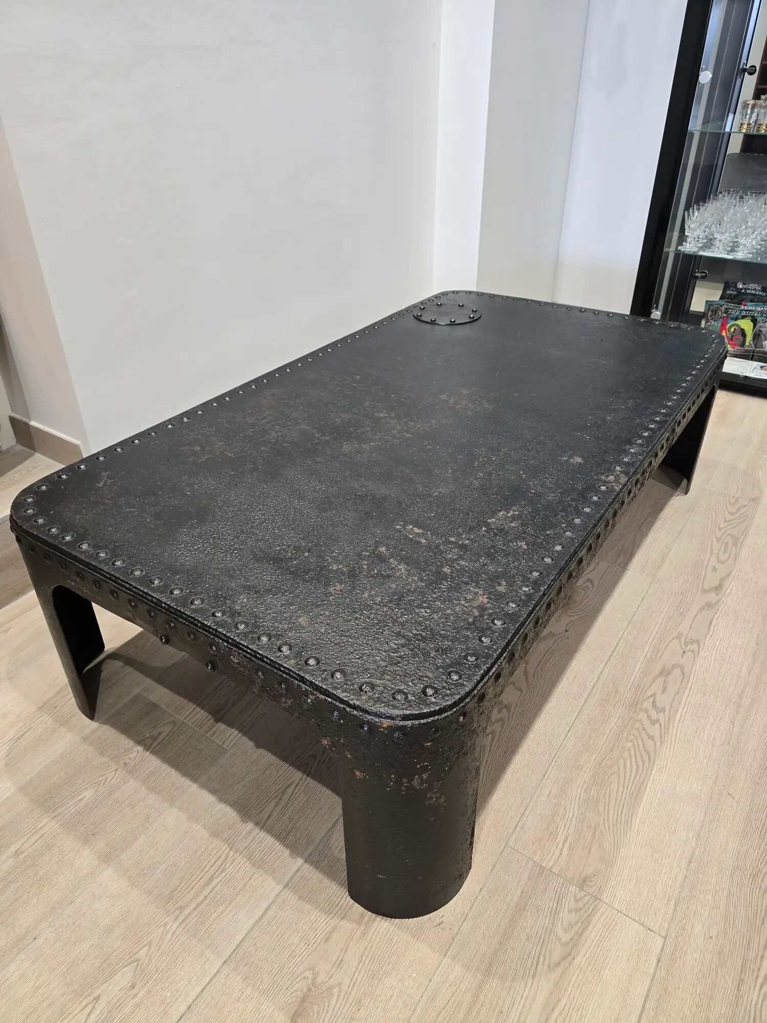 Industrial coffee table in riveted metal from around 1920 – black patina – 145 × 80 cm