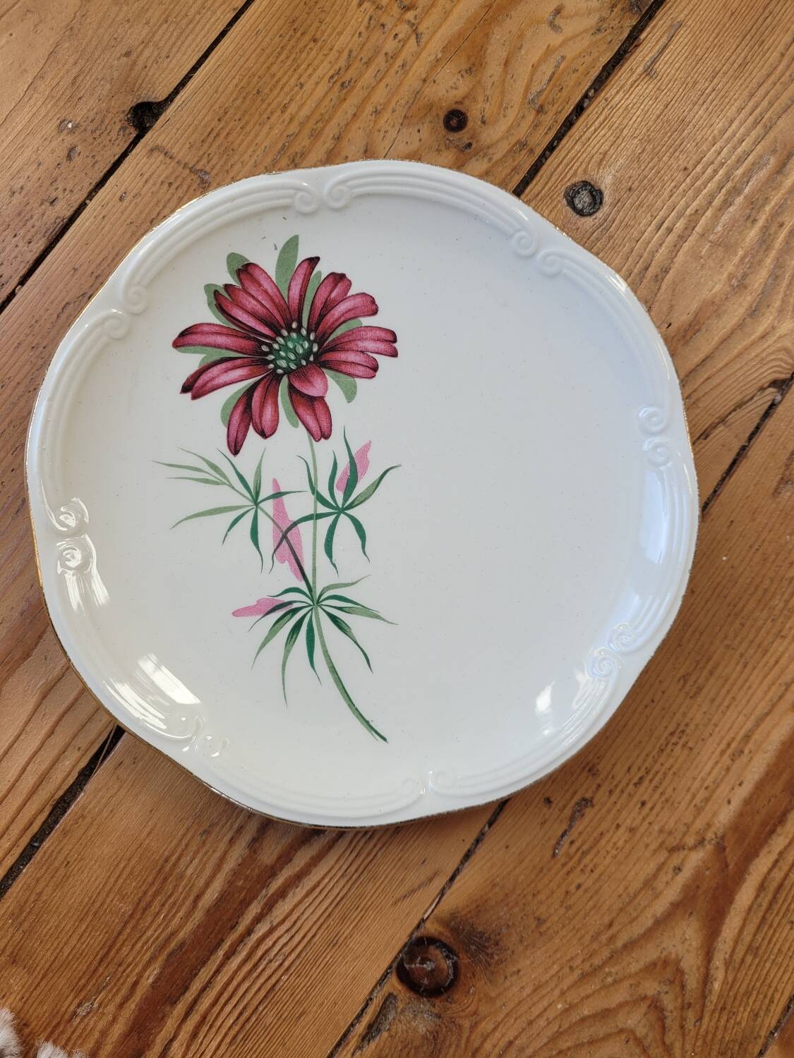 Set of 9 pink daisy dessert plates