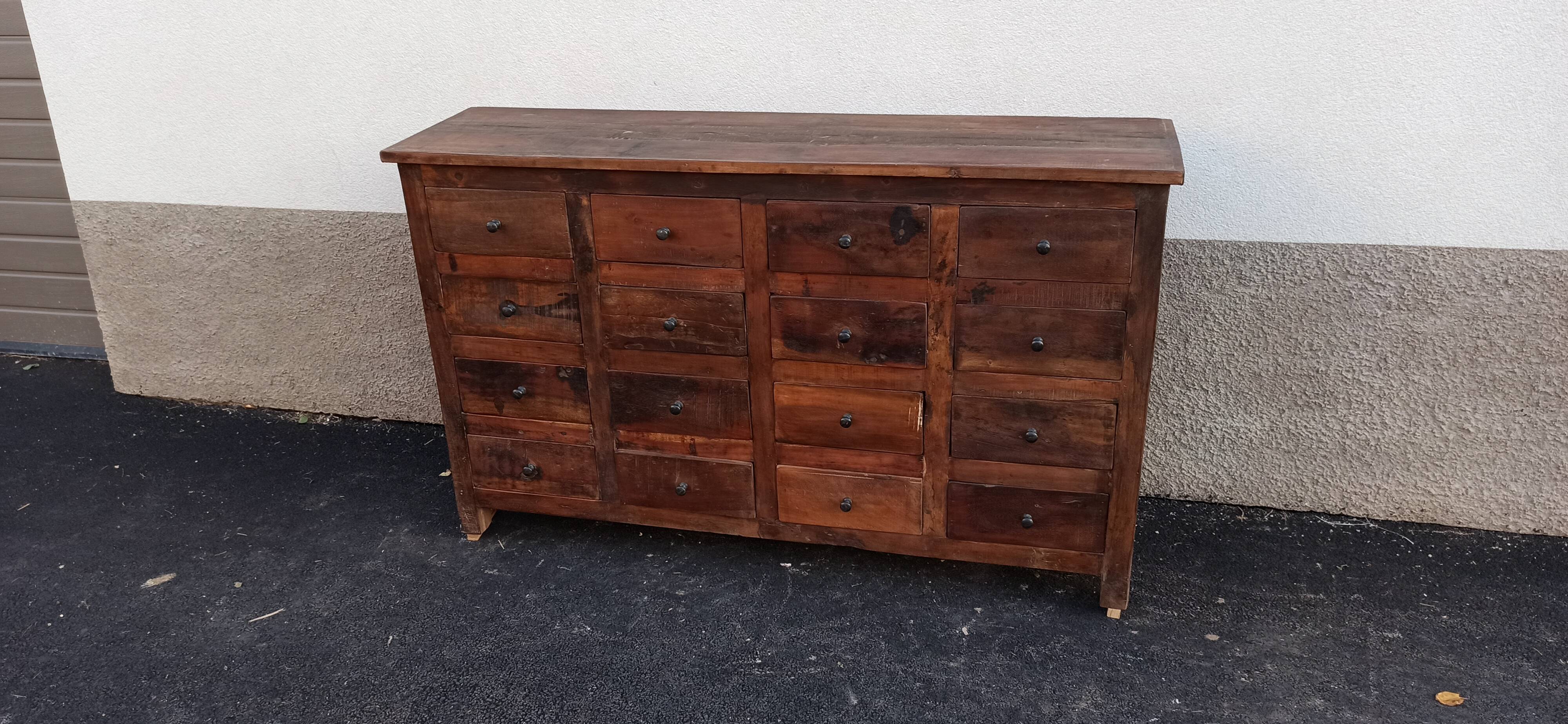 Meuble en bois à tiroirs
