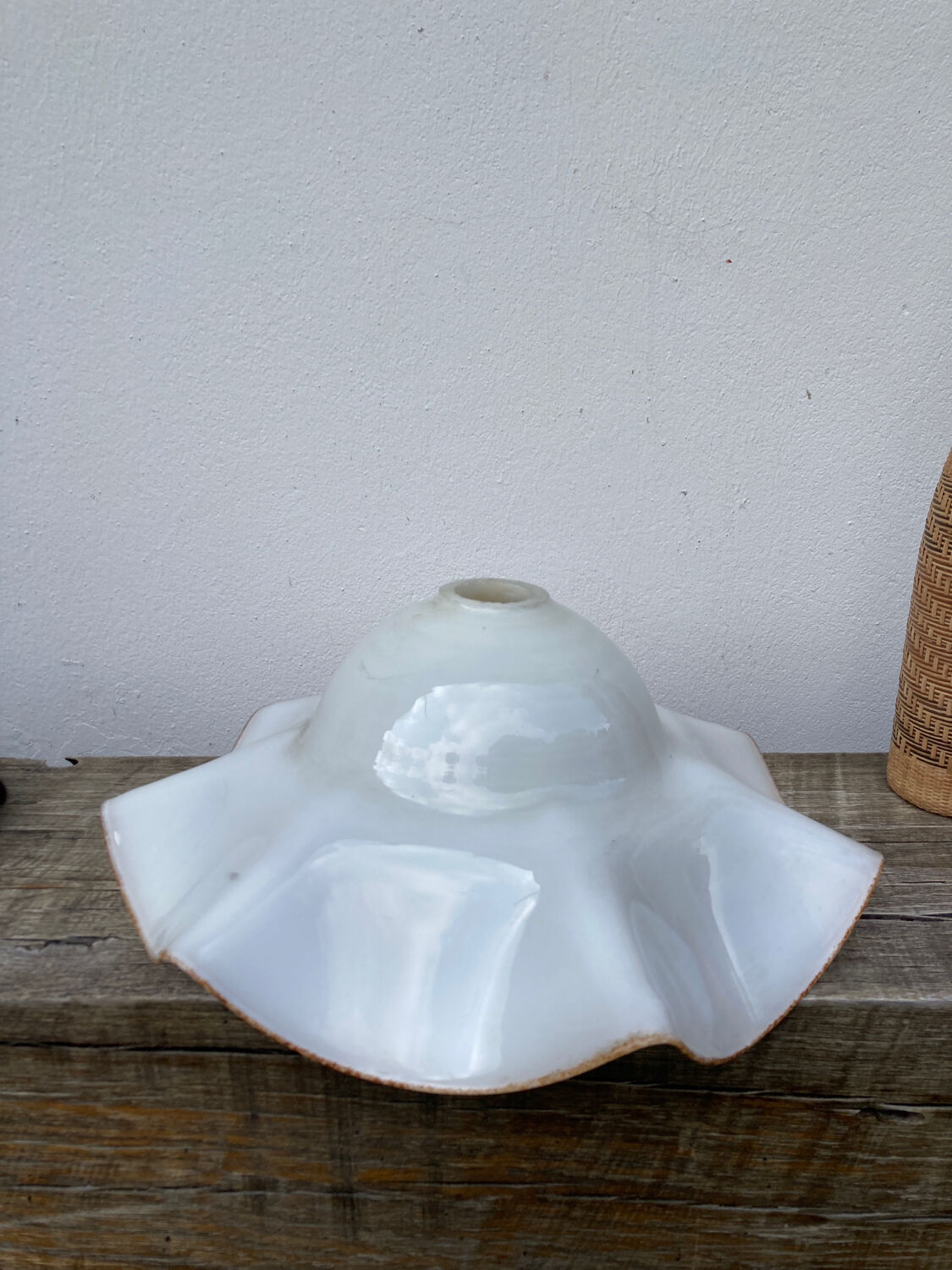 Suspension en verre blanche vintage forme fleur