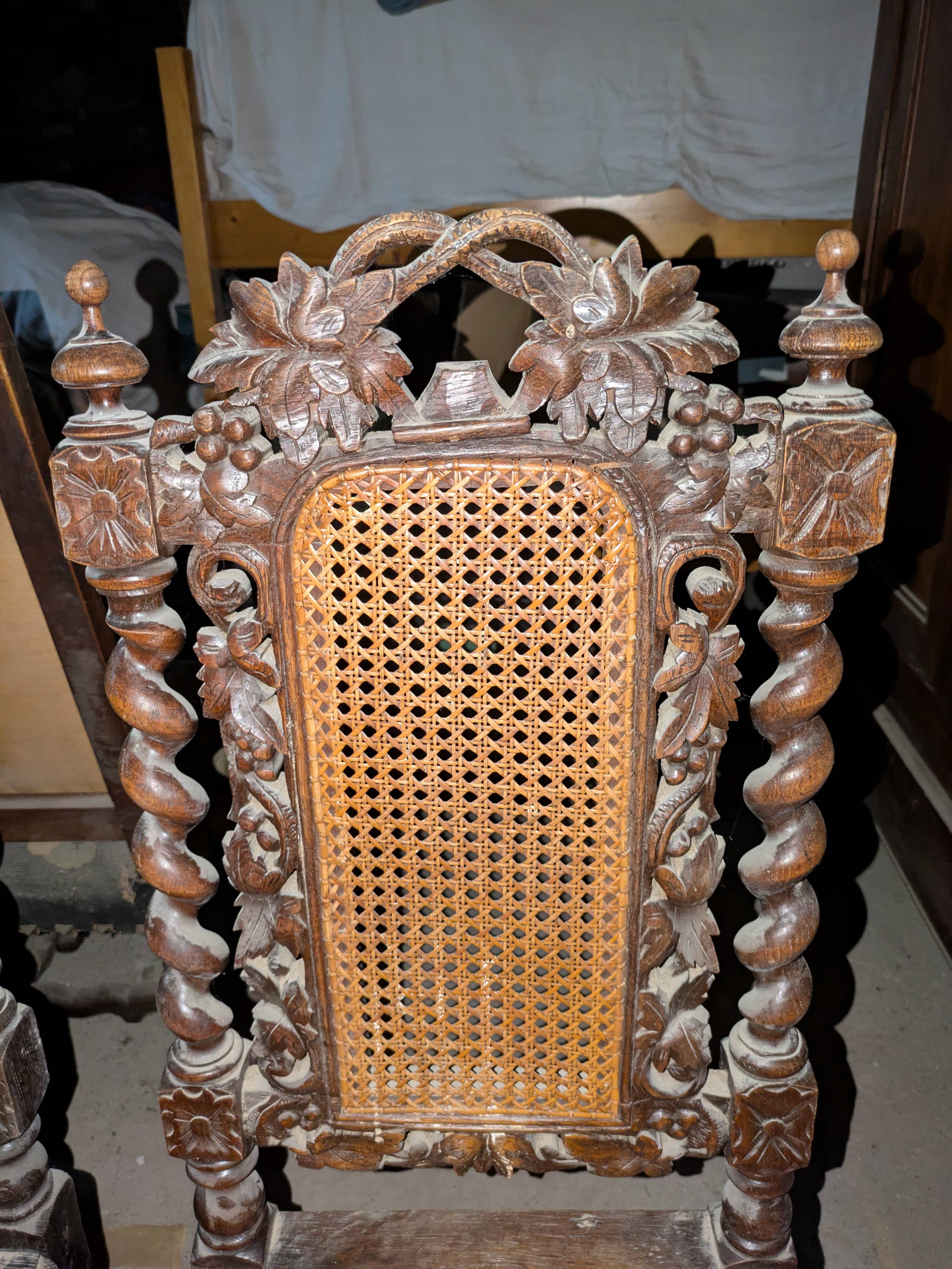 Pair of Neo-Renaissance ceremonial chairs – Carved wood and twisted columns