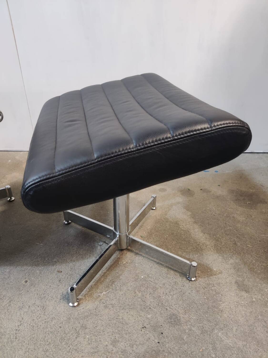Fauteuil lounge et ottoman vintage