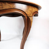 Round dining table of walnut, 1860s