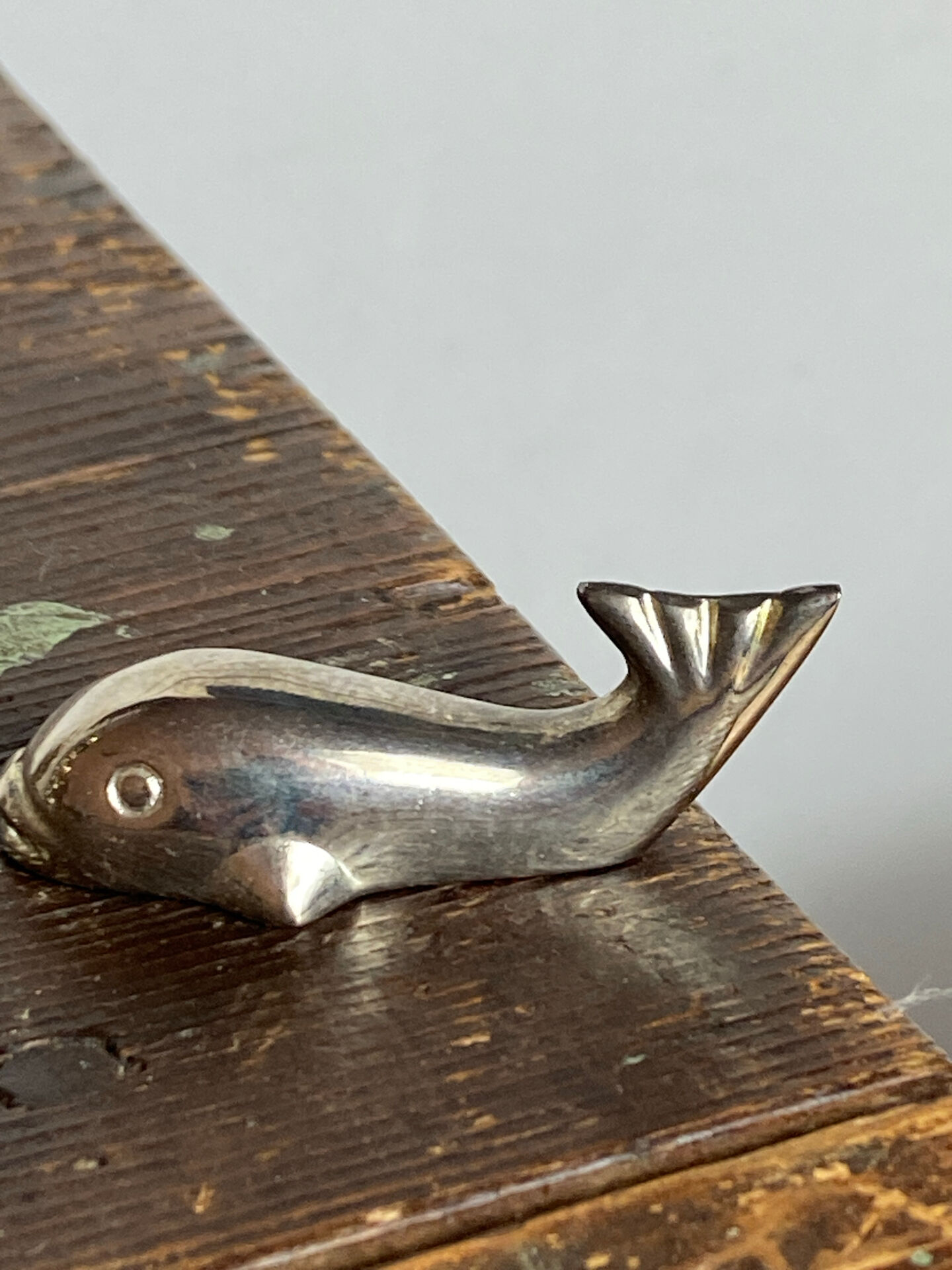 Whale-shaped stainless steel knife holder