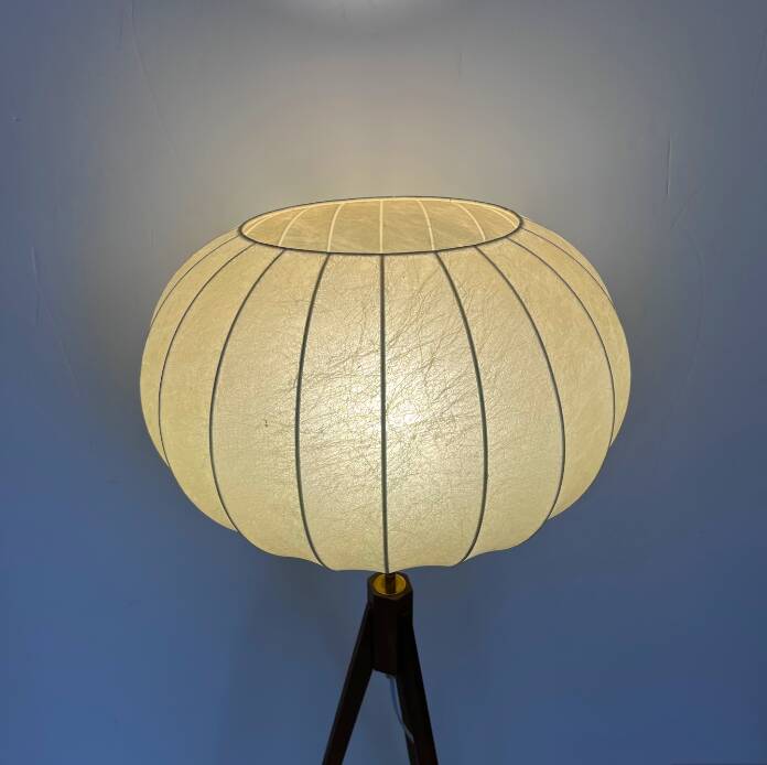 Lampadaire vintage tripode teck et abat-jour cocoon