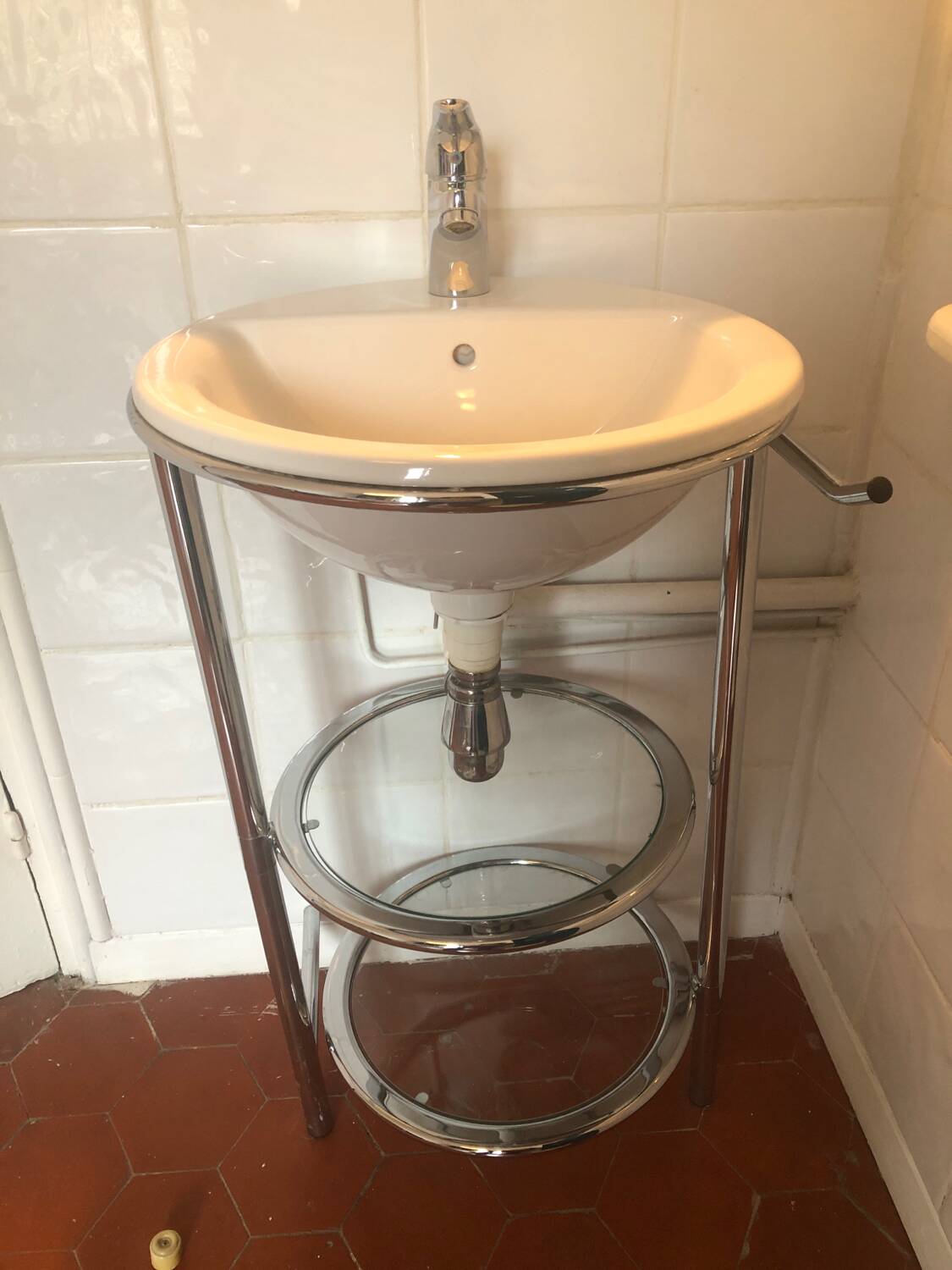 Vintage sink on chrome legs