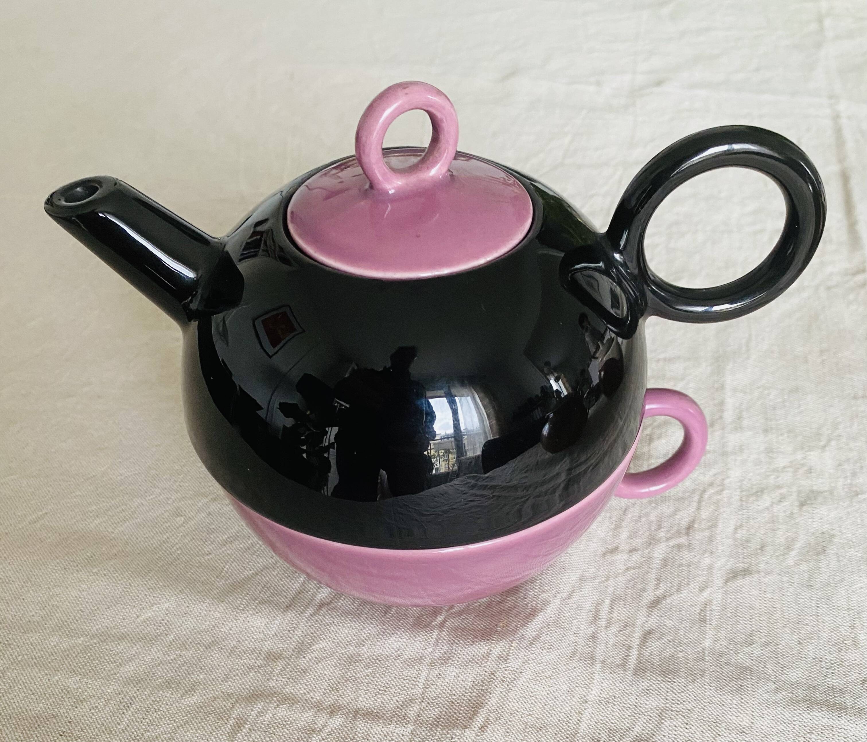 Selfish teapot and its cup