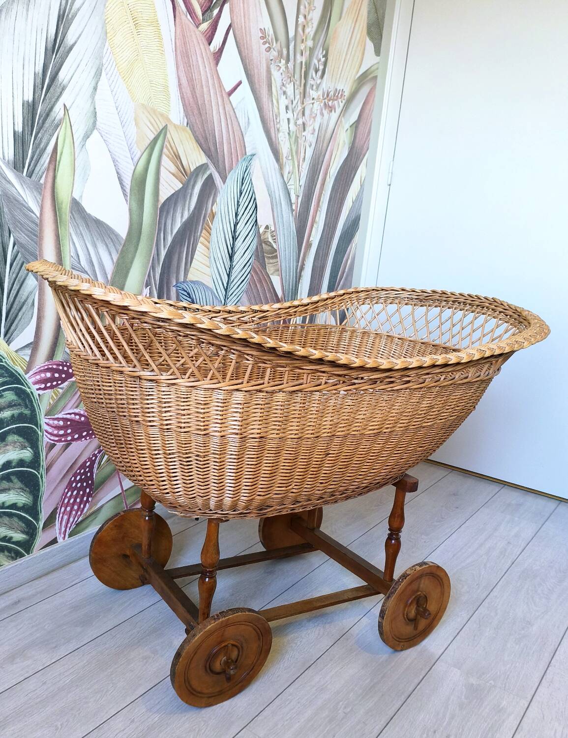 Wicker cradle on wheels