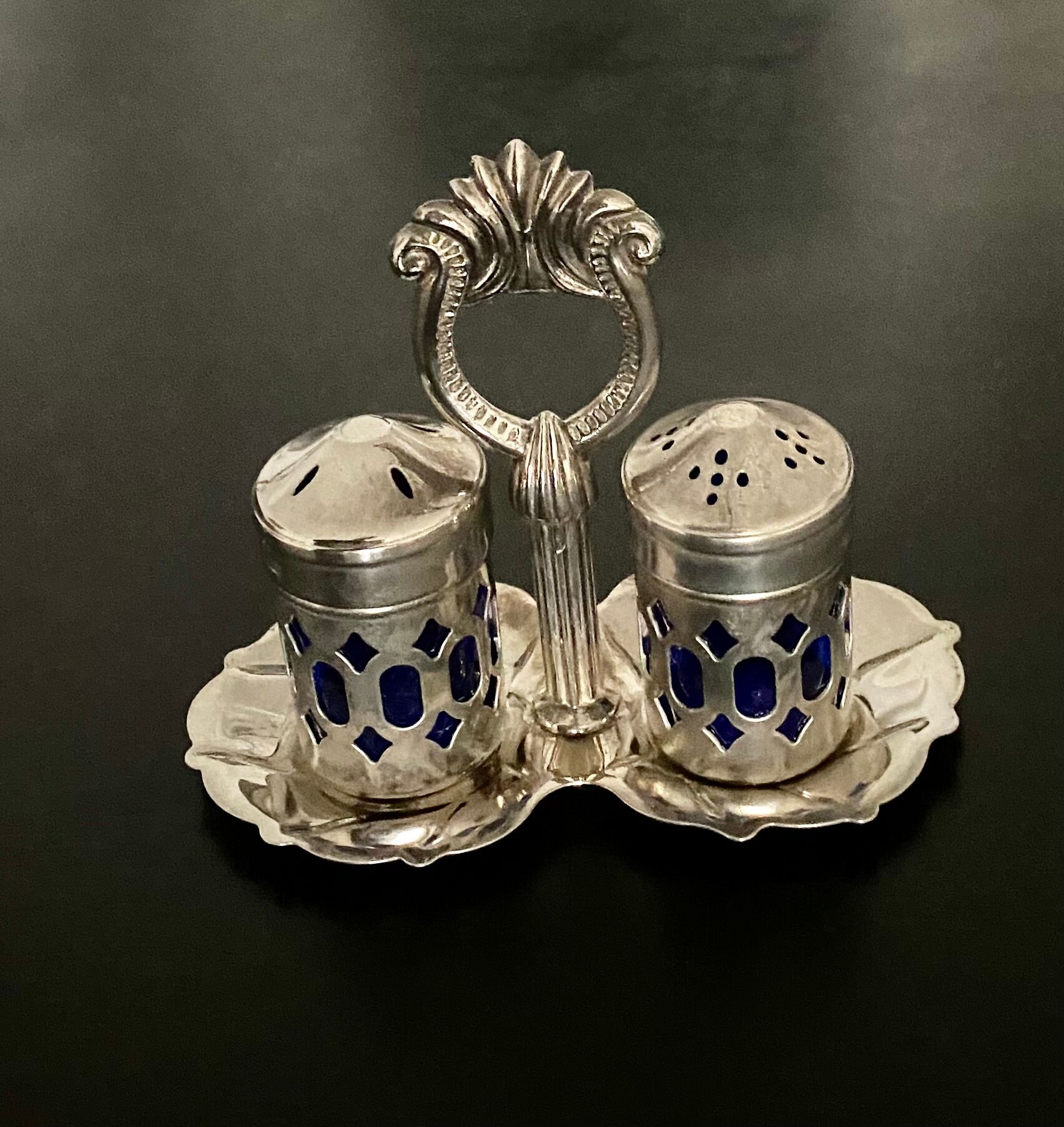 Duo salt shaker and pepper shaker 30s on display