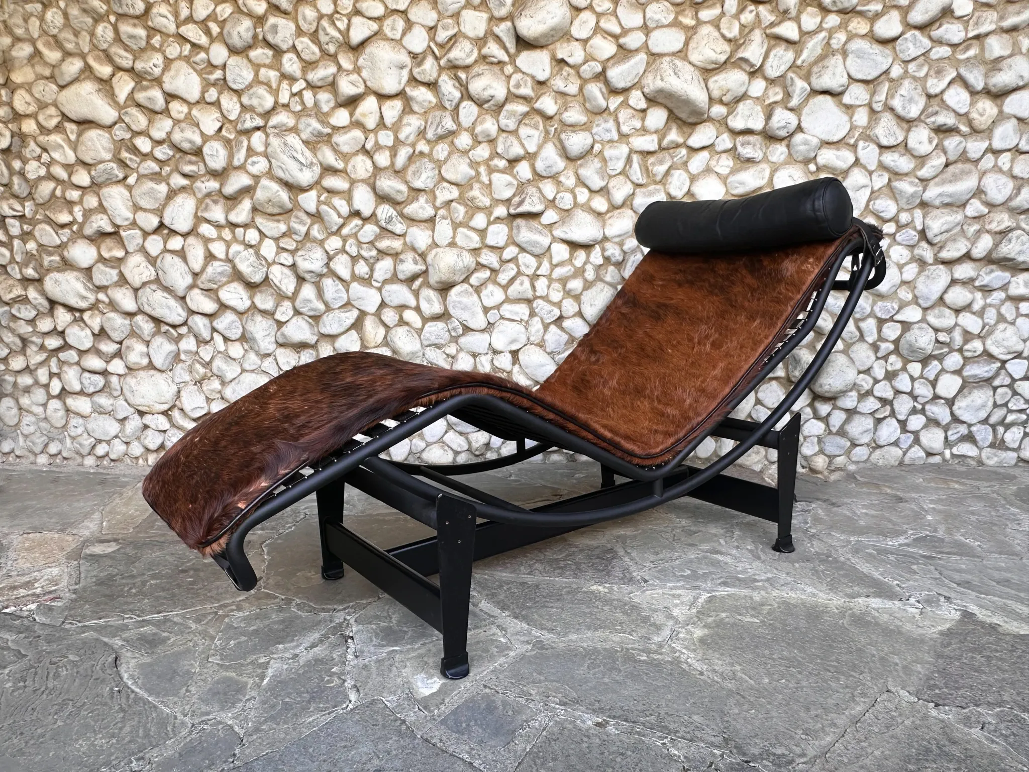 LC4 chaise longue in cowhide and black frame by Cassina, 1970–80