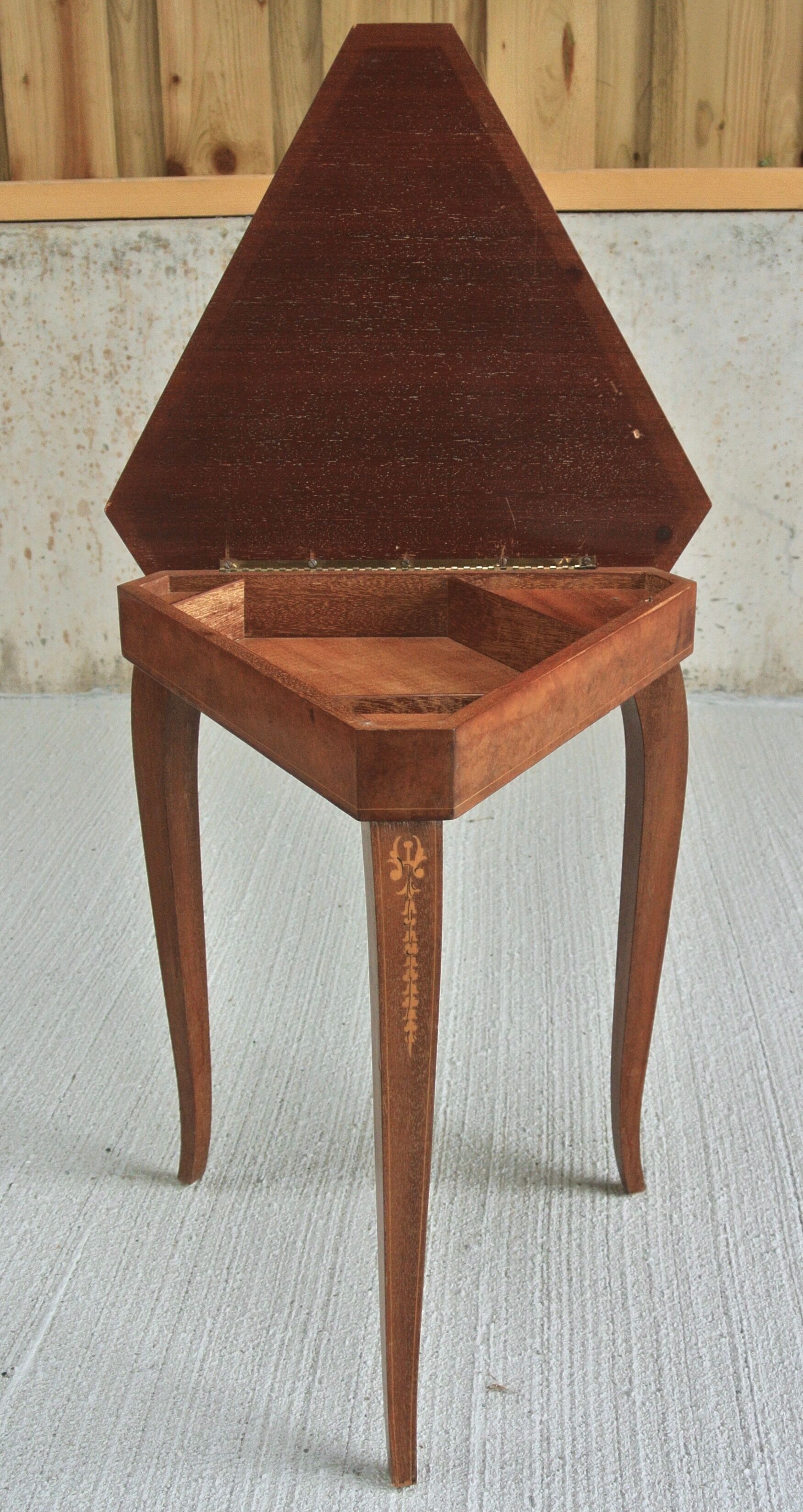 Musical coffee table of triangular shape, fruit wood, tray and feet with marquetry décor