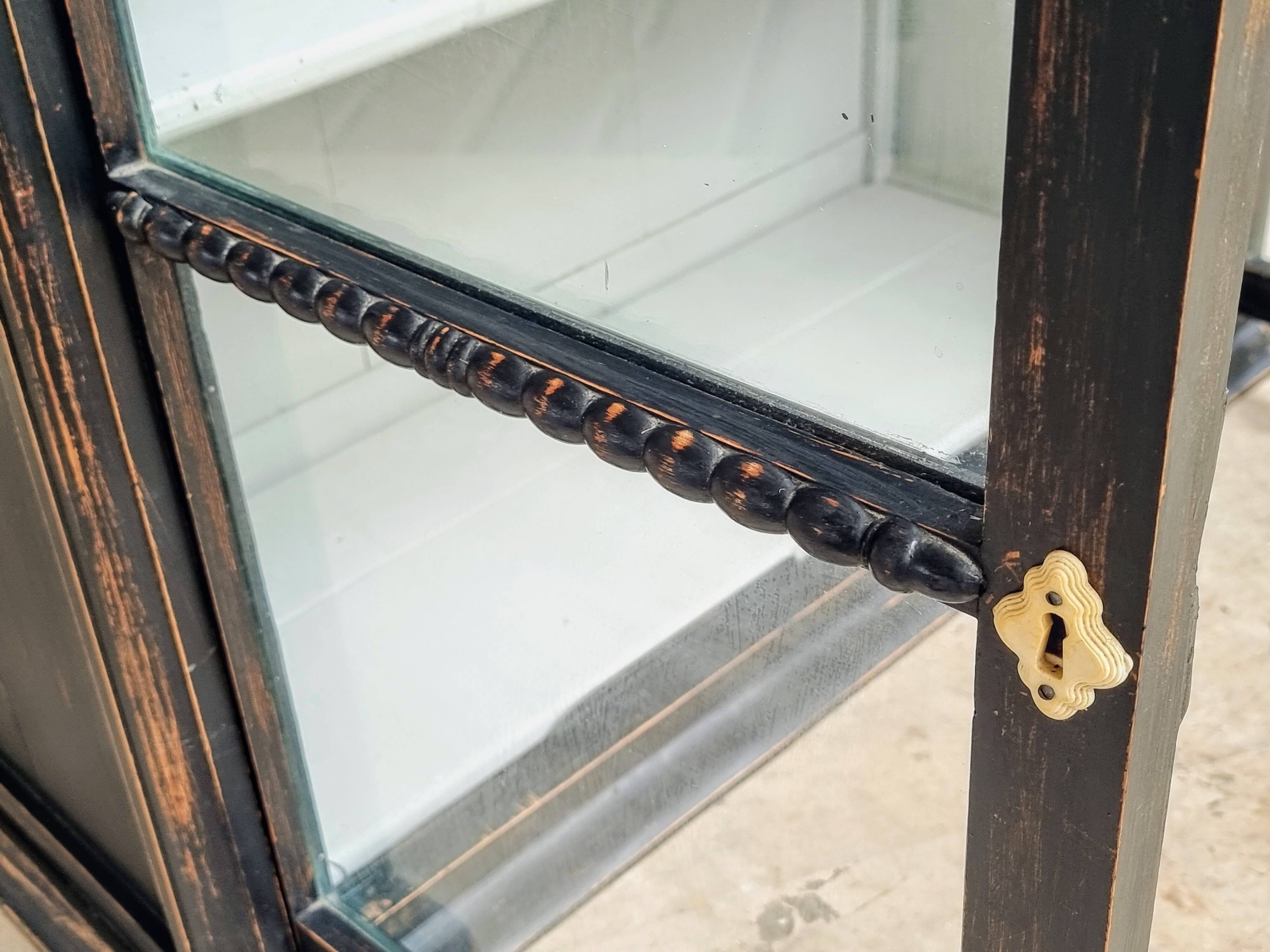 Vitrine antique, armoire suspendue, bois de pin, noir mat