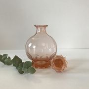Carafe en verre rose