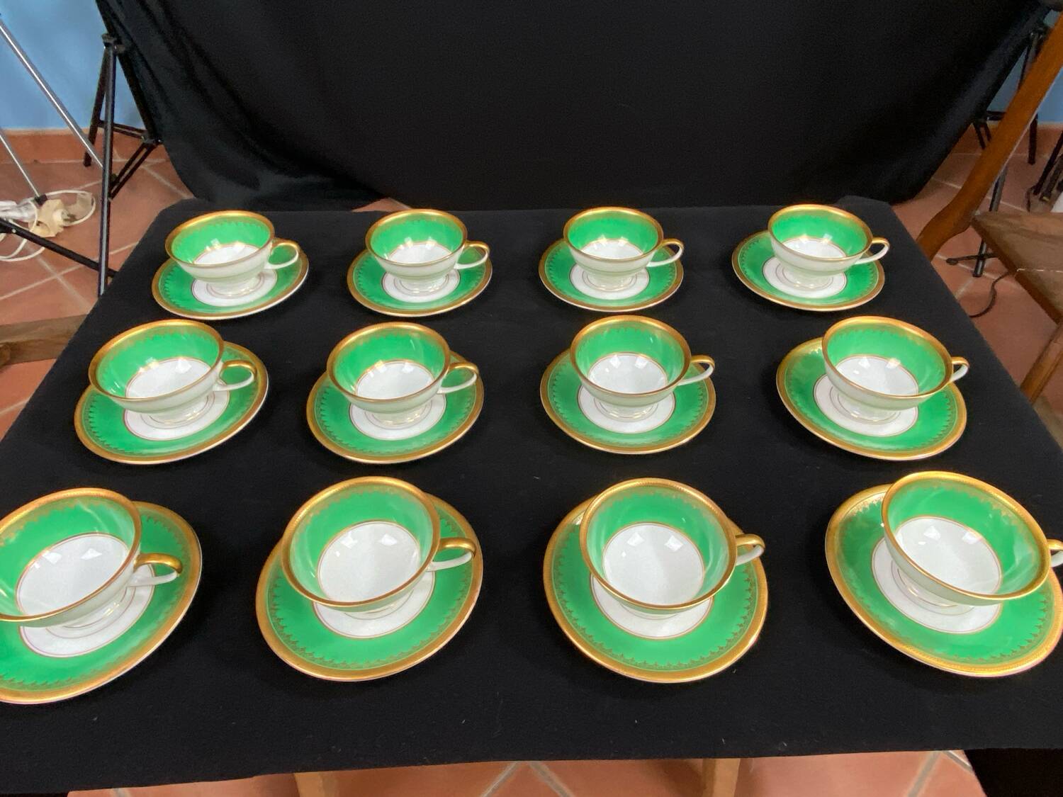Complete set of 12 Art Deco fine porcelain cups and saucers Ros.