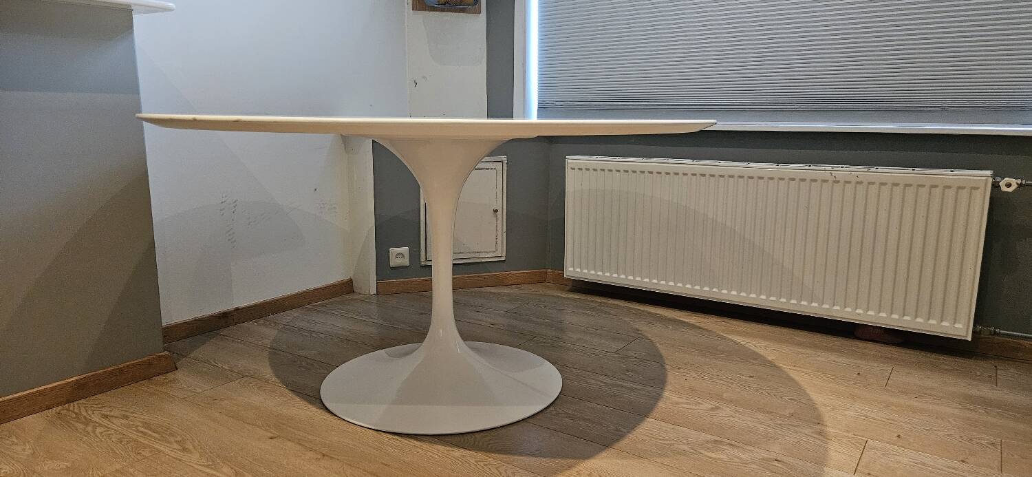 Knoll Saarinen Tulip table 137