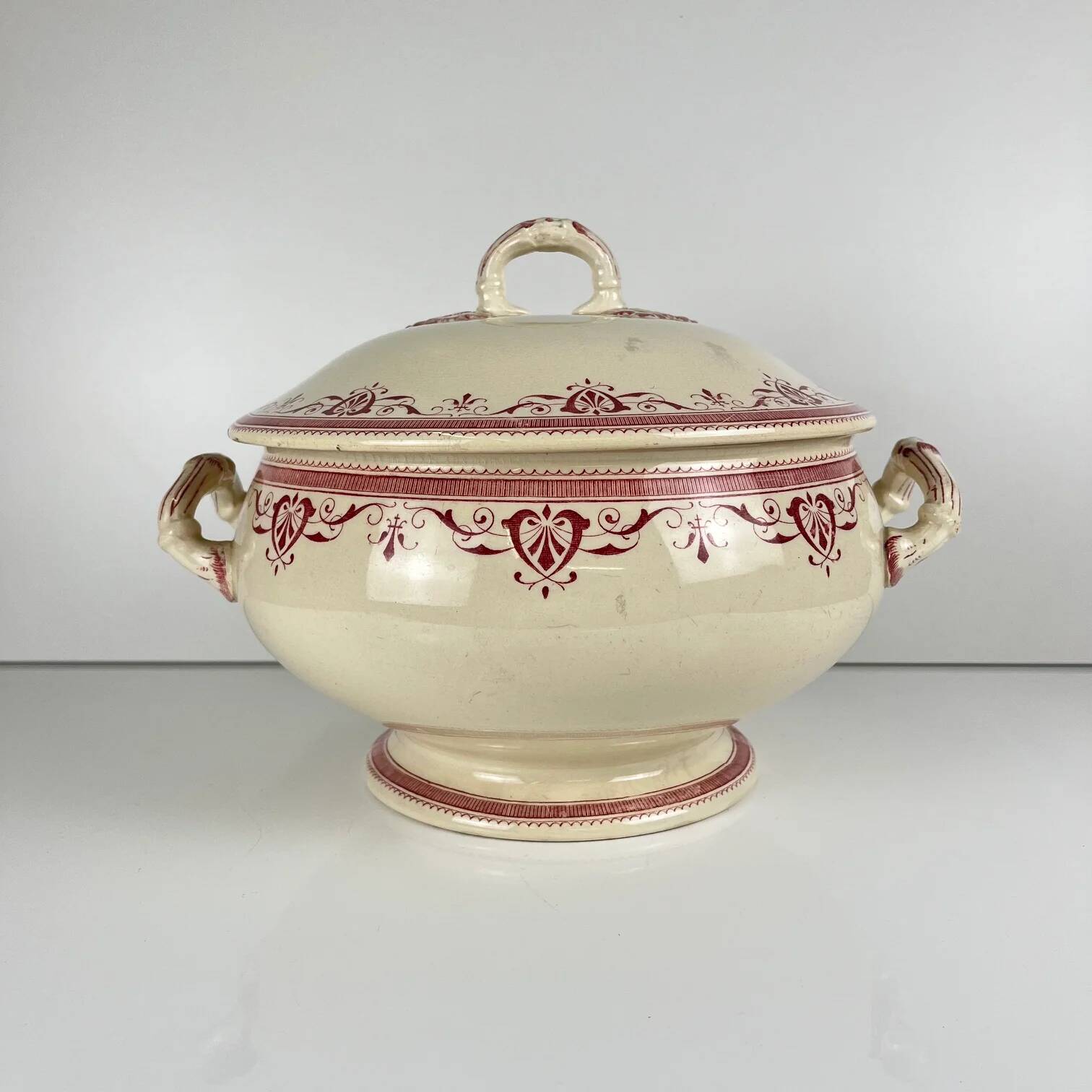 Ironstone soup tureen Creil & Montereau, "Admiral" model, red, 19th century.