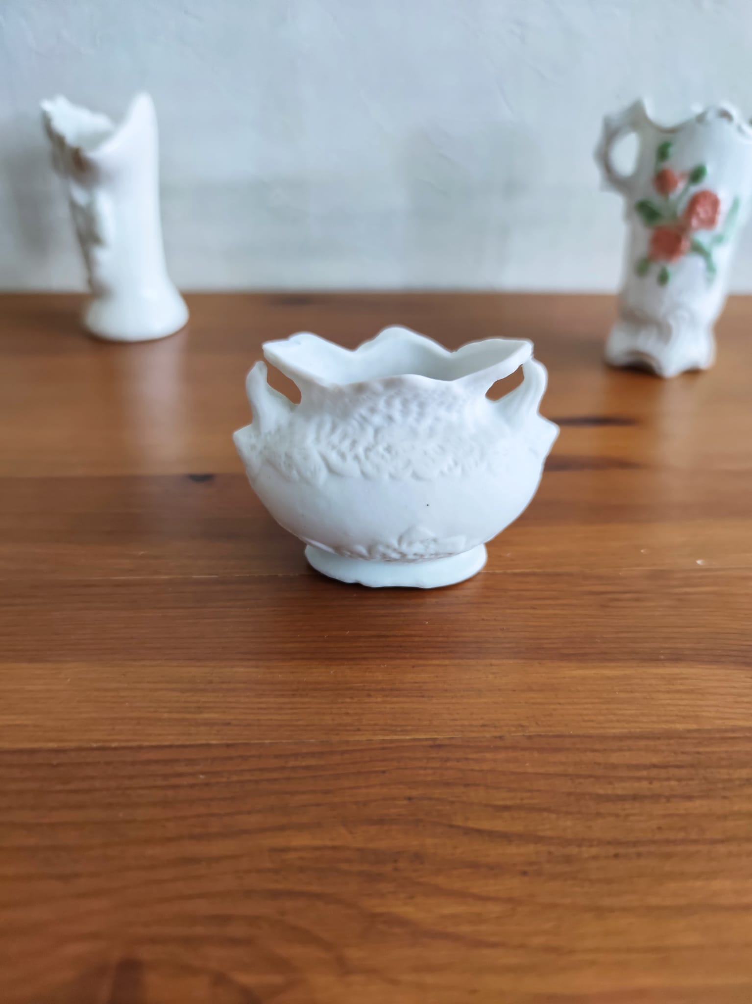 3 bouquetières in porcelain and biscuit